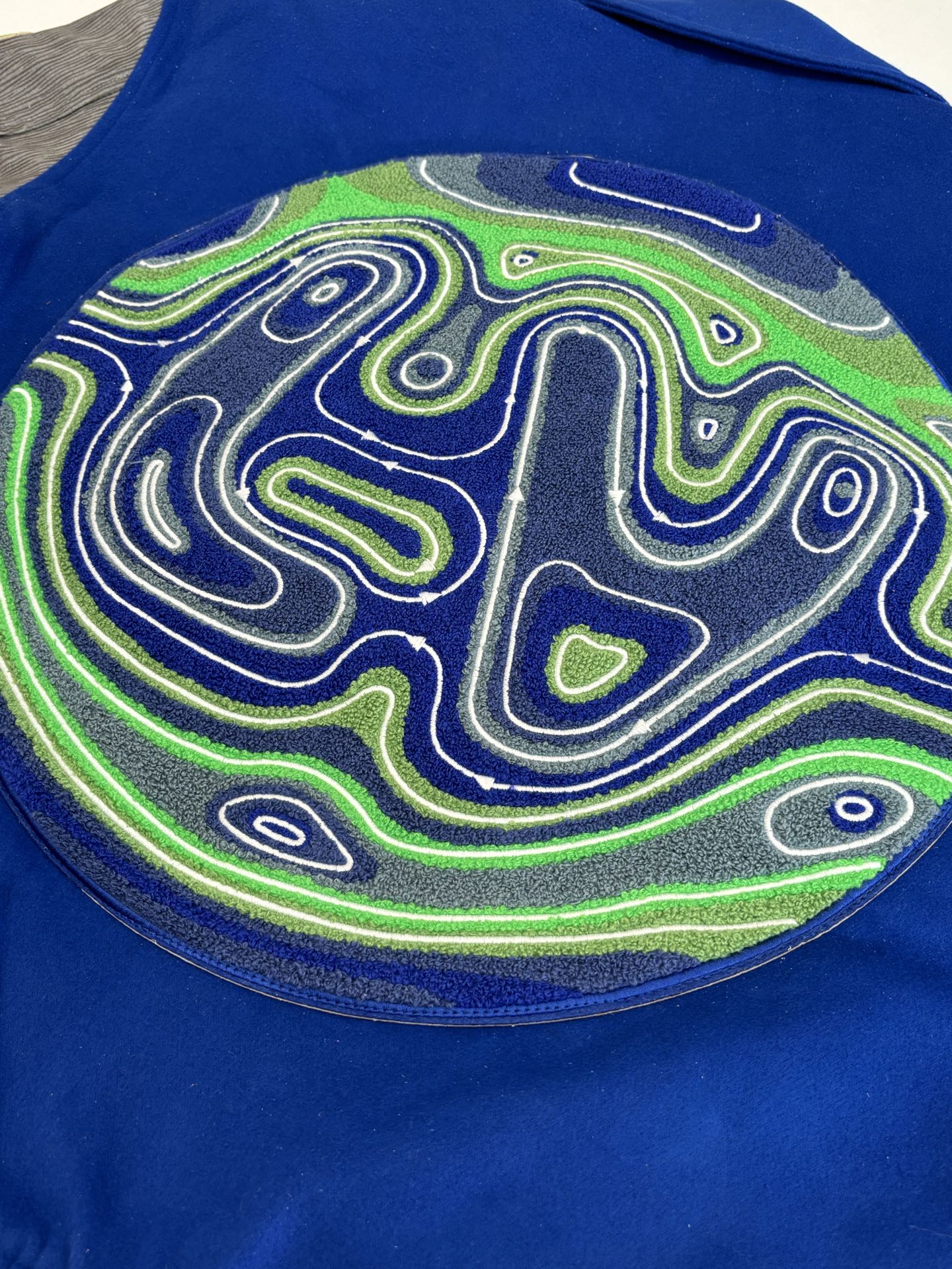 P410 1V/路易 FW23 毛巾绣花棒球服外套 面料成分有65%的羊毛，15%天然丝，10%的氨纶，10%绒混合定织而成，总的克重有900多克，还有最为关键的是色牢度，牢固不会褪色，袖子用的进口粒面皮质，加工定型，上色，水洗，纹路保留了原有的颗粒结构，厚实饱满圆润，刺绣使用进口毛巾绣机器，先把每个图案绣在毛毡上，在用红外线激光雕刻出来，再有缝纫机进行固定，这件衣服有多处贴标，一处平绣，后身的大图案是直接绣在上面的，这款衣服有4种不同工艺的绣花，螺纹采用全棉纱线定染定织而成，粗纱横机编织而成，不起球，棉质亲肤，立体感十足，定制辅料三标，洗涤建议首选干洗，次选手洗或者轻柔机洗，机洗请单独单件套洗衣袋轻柔机洗，不能烘干和热水洗涤，不能长时间浸泡暴晒，正确的洗涤方式可使衣服使用寿命延长 Size：S/M/L/XL