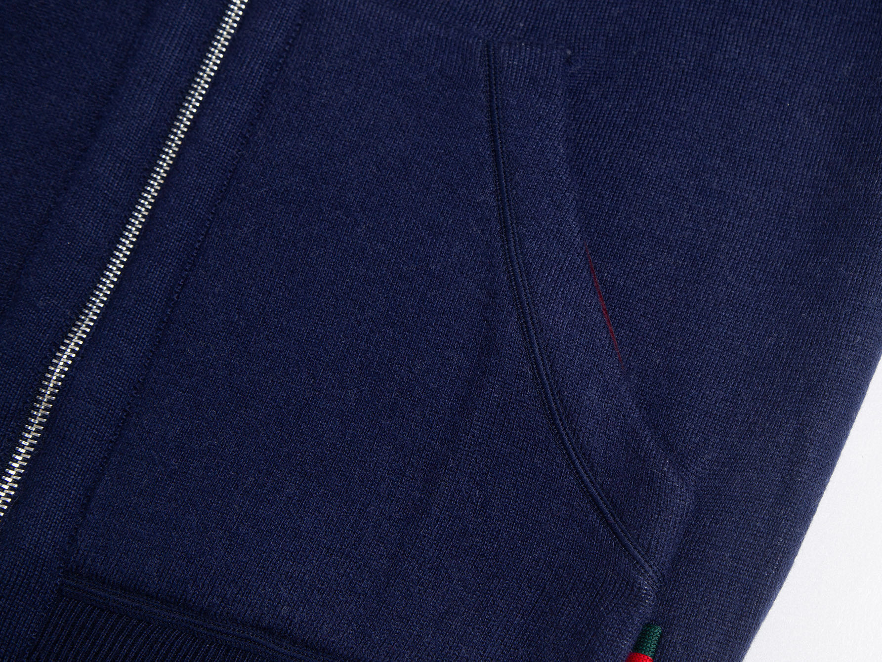 💰285(ZP版本) 双面🉑️穿 -Gucci经典款 双面可穿不同风格👍双C提花羊绒混纺连帽毛衣外套 男女同款 -采用ZP定制定染羊绒毛线98%羊绒成分面料 螺纹同缸定染零色差 全套辅料定制 区别市面通货 欢迎对比 -颜色 灰色 宝蓝色 -码数 S M L XL