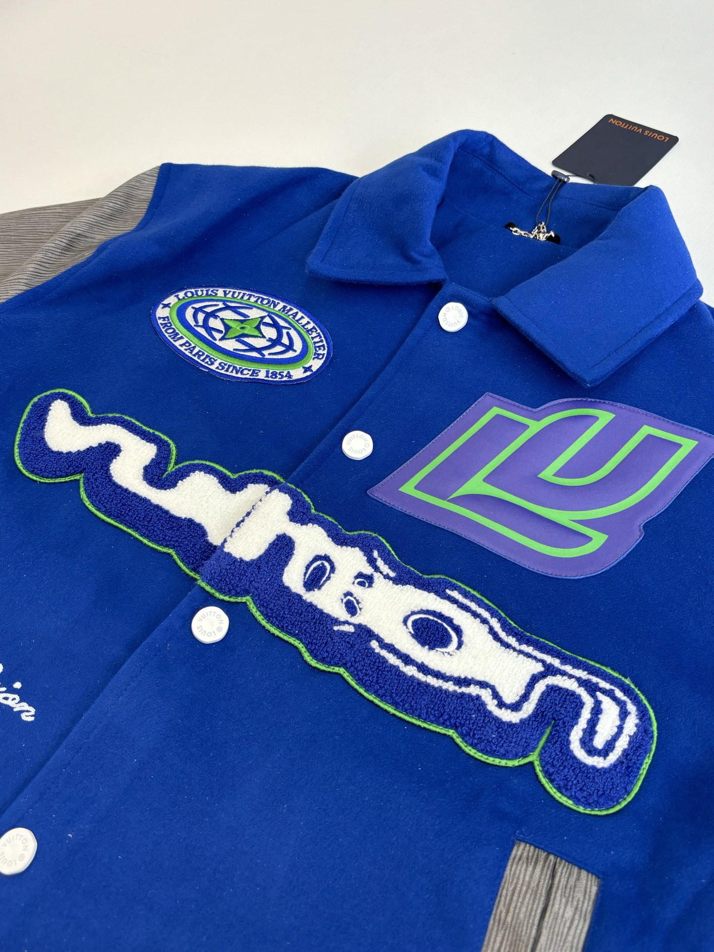 P410 1V/路易 FW23 毛巾绣花棒球服外套 面料成分有65%的羊毛，15%天然丝，10%的氨纶，10%绒混合定织而成，总的克重有900多克，还有最为关键的是色牢度，牢固不会褪色，袖子用的进口粒面皮质，加工定型，上色，水洗，纹路保留了原有的颗粒结构，厚实饱满圆润，刺绣使用进口毛巾绣机器，先把每个图案绣在毛毡上，在用红外线激光雕刻出来，再有缝纫机进行固定，这件衣服有多处贴标，一处平绣，后身的大图案是直接绣在上面的，这款衣服有4种不同工艺的绣花，螺纹采用全棉纱线定染定织而成，粗纱横机编织而成，不起球，棉质亲肤，立体感十足，定制辅料三标，洗涤建议首选干洗，次选手洗或者轻柔机洗，机洗请单独单件套洗衣袋轻柔机洗，不能烘干和热水洗涤，不能长时间浸泡暴晒，正确的洗涤方式可使衣服使用寿命延长 Size：S/M/L/XL