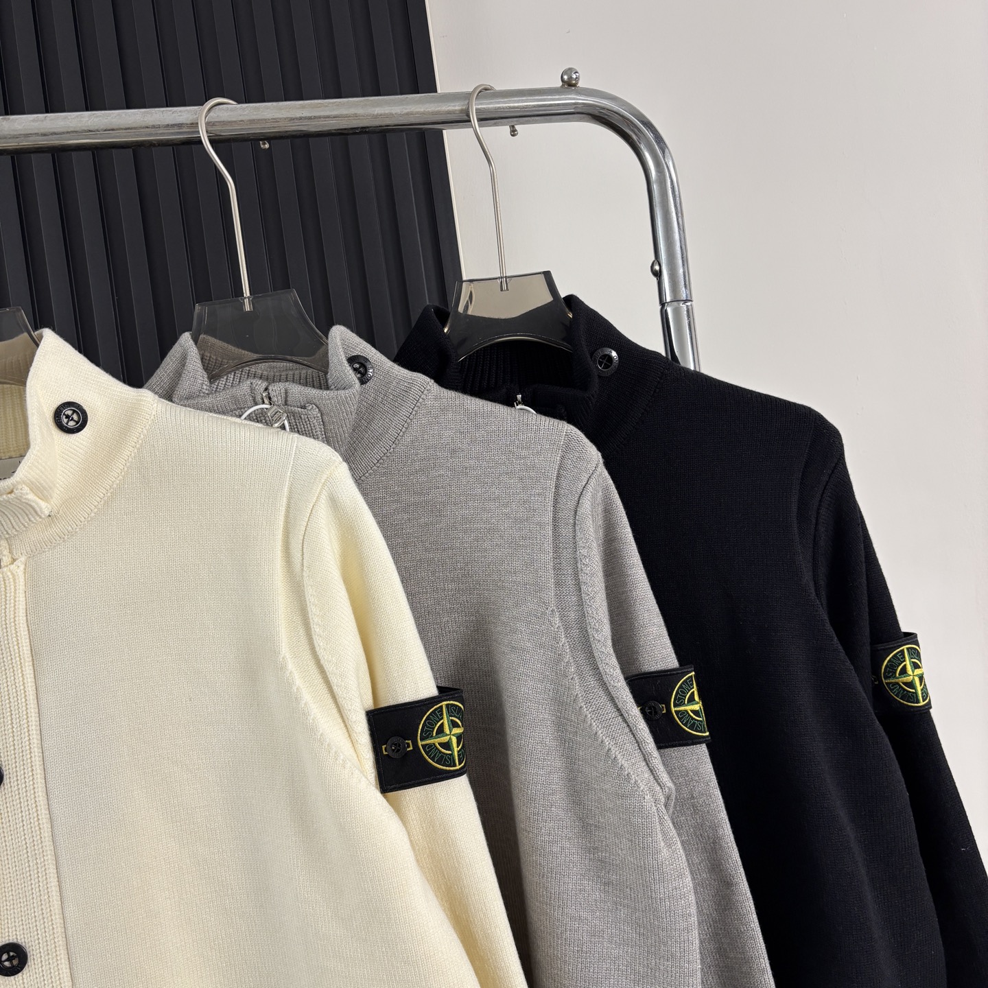 💰170 Stone Island 石头岛针织纽扣开衫毛衣外套 &middot; 强烈推荐大家要入的一件！！！！ 清新温柔的风格很养眼，慵懒时髦，刺绣立体饱满，袖口与下摆拼色点缀， 无疑它是非常别致的那一款。 微阔身，松量舒适也能巧妙藏肉，下摆微微收拢， 彰显都市的小精致优雅，版型时尚又不会过于宽松， 所以适度宽松很重要，版型很显瘦显高藏肉！ &middot; 定制对色定染羊毛混纺棉纱线，高克重高密度超高品质，毛料柔软细腻亲肤，触感软糯丝滑！ &middot;纽扣门襟内➕拉链开合设计～定制五金+原版品牌logo亮面纽扣 全衣9粒主纽扣质感超绝！ &middot;侧边经典石头到十字绣花章；可穿脱带取。对标原版 非常方便。 颜色：黑色 灰色 米白 尺码：M～2XL M ： 衣长68 胸围110 袖长57 L ： 衣长70 胸围116 袖长58 XL： 衣长72 胸围120 袖长59 2XL：衣长74 胸围124 袖长60