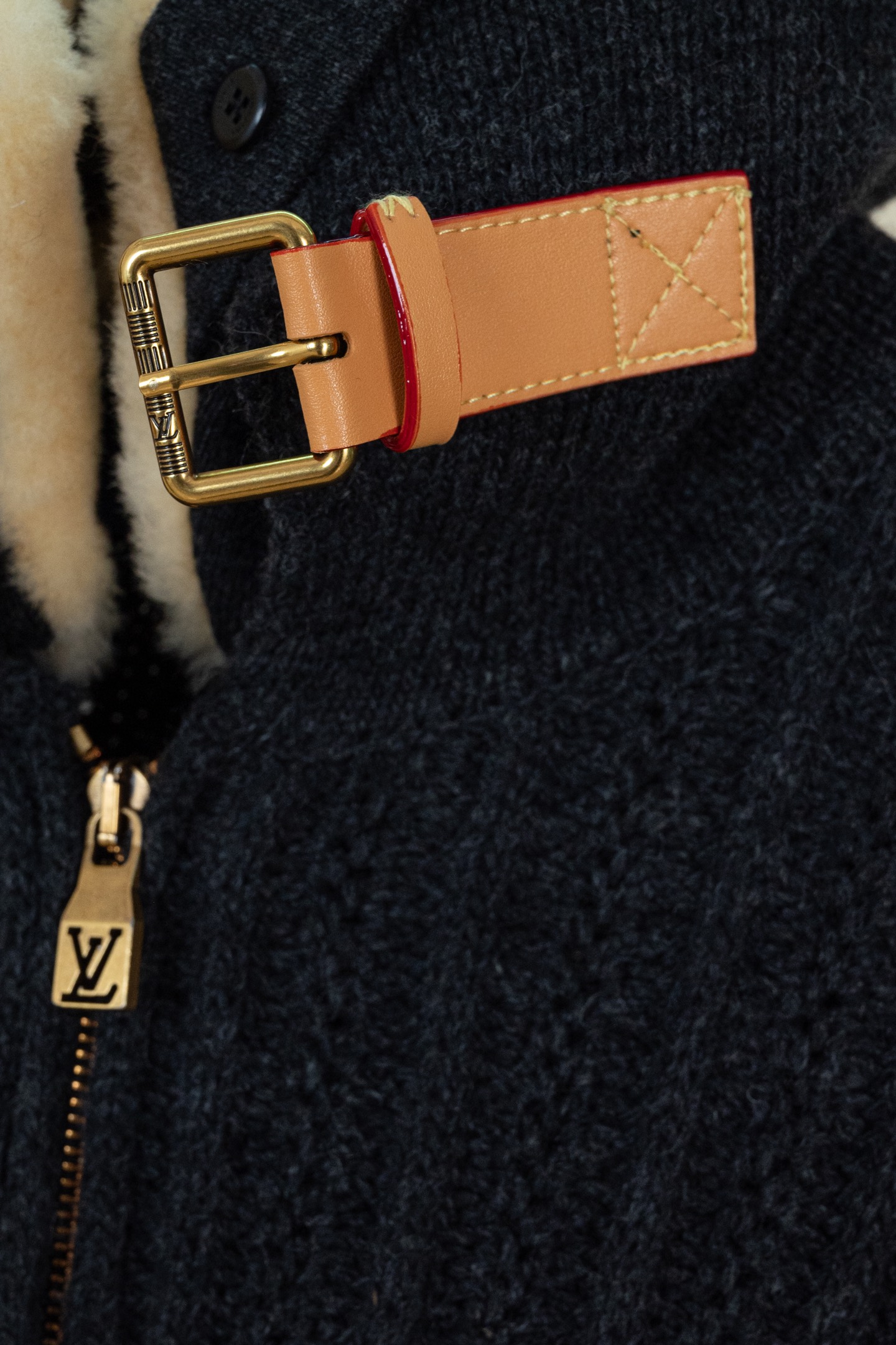 p360 （区别市场通货版本 真羊毛领 1:1复刻五金）LOUIS VUITTON FW26 羊绒羊毛拉链短款束腰夹克外套 男款 这款深色拉链束腰夹克，选用山羊绒与绵羊毛混纺纱线，织就质感疏朗的粗罗纹针织。舒适的羊毛皮衣领之上，配有 VVN 牛皮革搭扣饰带，可将衣领稳妥固定。衣身缀有同款皮革的 Marque L.Vuitton D&eacute;pos&eacute;e 贴饰，彰显品牌格调。这款单品精致而不失闲适，是冬季着装的上佳之选。 标准版型 70% 绵羊毛，30% 山羊绒 可拆卸羊毛皮衣领 用于将衣领竖起的 VVN 牛皮革搭扣饰带 拉链前襟 侧袋 背面饰有 VVN 牛皮革标识贴饰