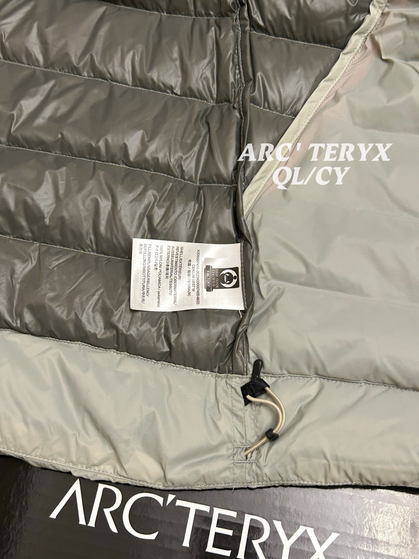 p290款号k61 Arcteryx始祖鸟 Cerium vest 纯色休闲拉链立领鹅绒马甲 整件马甲采用超轻量的面料和填充，可以轻松卷缩成自身的一个口袋中，形成一个非常小的收纳包。 &bull;收纳后体积仅比一个可乐罐稍大，重量极轻（约200-250克，取决于尺码），几乎不占任何背包空间，非常适合作为应急保暖层随身携带 颜色：绿色 藏青 黑色 岩石灰 以太蓝 size：s-xxxl