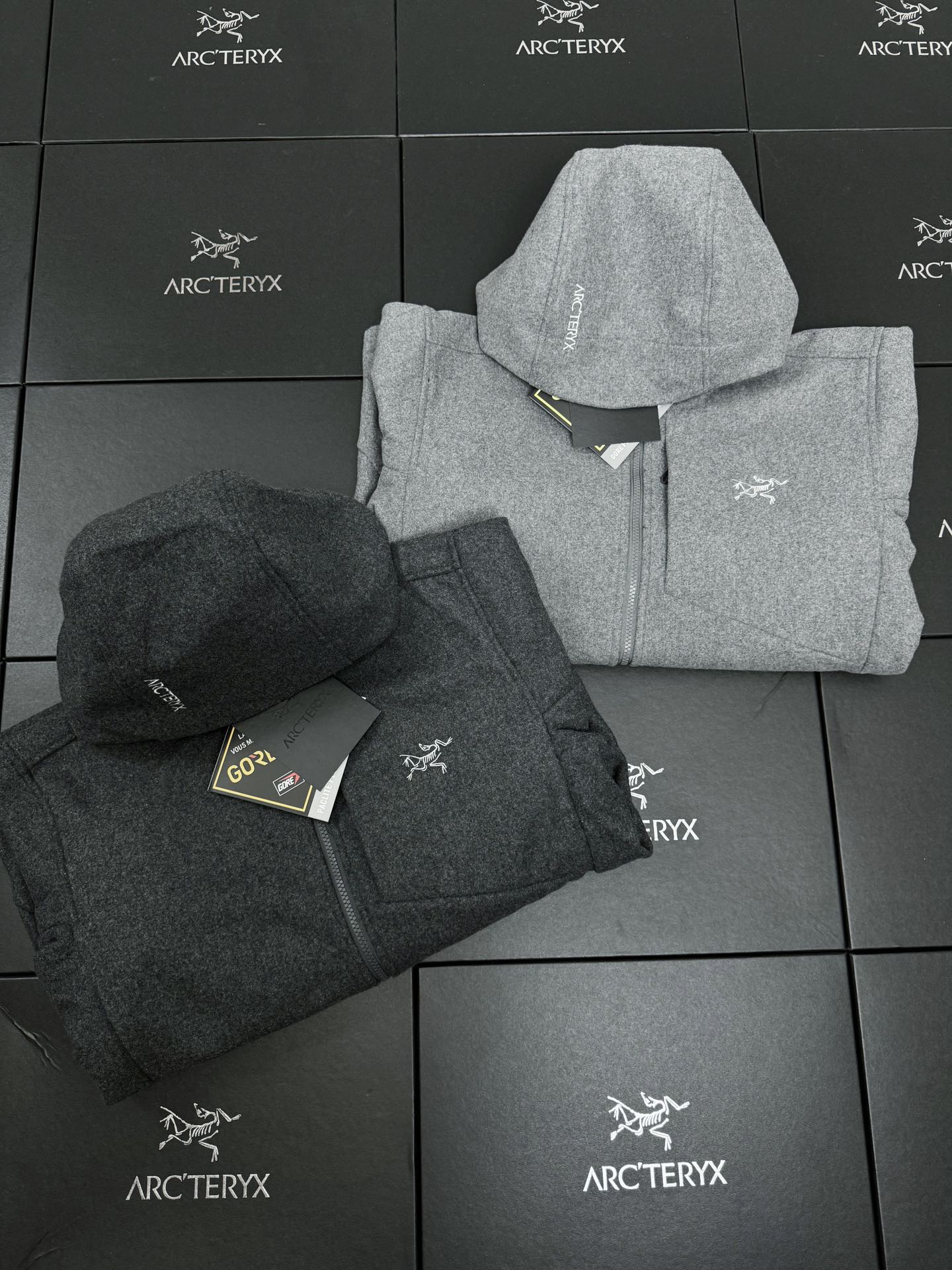 💰P270 款号K26 两色合集图 #ARC'TERYX# 始祖鸟Sawyer Wool Hoody刺绣小标识羊毛外套软壳夹克连帽防风冲锋衣 #这款SAWYER WOOL 夹克采用轻薄耐磨的羊毛软壳面料 羊毛涤纶双织布经 DWR(持久防水)处理 耐磨 轻薄 中度保暖 防风挡雨 面料防风而透气 感觉舒适 具有弹性纤维的双向弹性 轻薄而耐磨 其面料防风挡雨 富有质感的底面保暖舒适 在各种天气活动和活动强度中能吸湿排汗 立体修身剪裁 增加高强度活动的透气性灵活性 高性能 轻量而耐倍加舒适 无闷热感 透气性超强 高度复刻 绝对是一款不可多得的好软壳衣 各处针脚加固了好几股 每一处都是整齐紧密 追求高端与奢华的风范 手感极佳 上身舒服又透气 版型不挑人 无论是从成衣的设计 还是面料都是高端户外男士的手选 年轻人可以穿出 时尚 青春的感觉 而中年人却可以穿出来成熟稳重！是一款横跨所有年龄的经典款百搭神衣！这个款是长青款 基本款 不挑人 运动达人必备 强烈建议入手 还原专柜 全身压胶顶级版本！自行区别市面低版本！ 颜色/Colour：黑灰色 灰白色 尺码/Size：M/L/XL/2XL/3XL/4XL