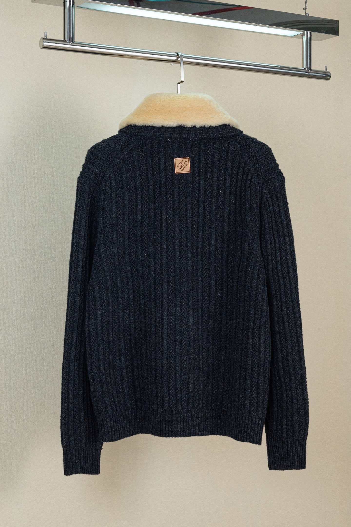 p360 （区别市场通货版本 真羊毛领 1:1复刻五金）LOUIS VUITTON FW26 羊绒羊毛拉链短款束腰夹克外套 男款 这款深色拉链束腰夹克，选用山羊绒与绵羊毛混纺纱线，织就质感疏朗的粗罗纹针织。舒适的羊毛皮衣领之上，配有 VVN 牛皮革搭扣饰带，可将衣领稳妥固定。衣身缀有同款皮革的 Marque L.Vuitton D&eacute;pos&eacute;e 贴饰，彰显品牌格调。这款单品精致而不失闲适，是冬季着装的上佳之选。 标准版型 70% 绵羊毛，30% 山羊绒 可拆卸羊毛皮衣领 用于将衣领竖起的 VVN 牛皮革搭扣饰带 拉链前襟 侧袋 背面饰有 VVN 牛皮革标识贴饰