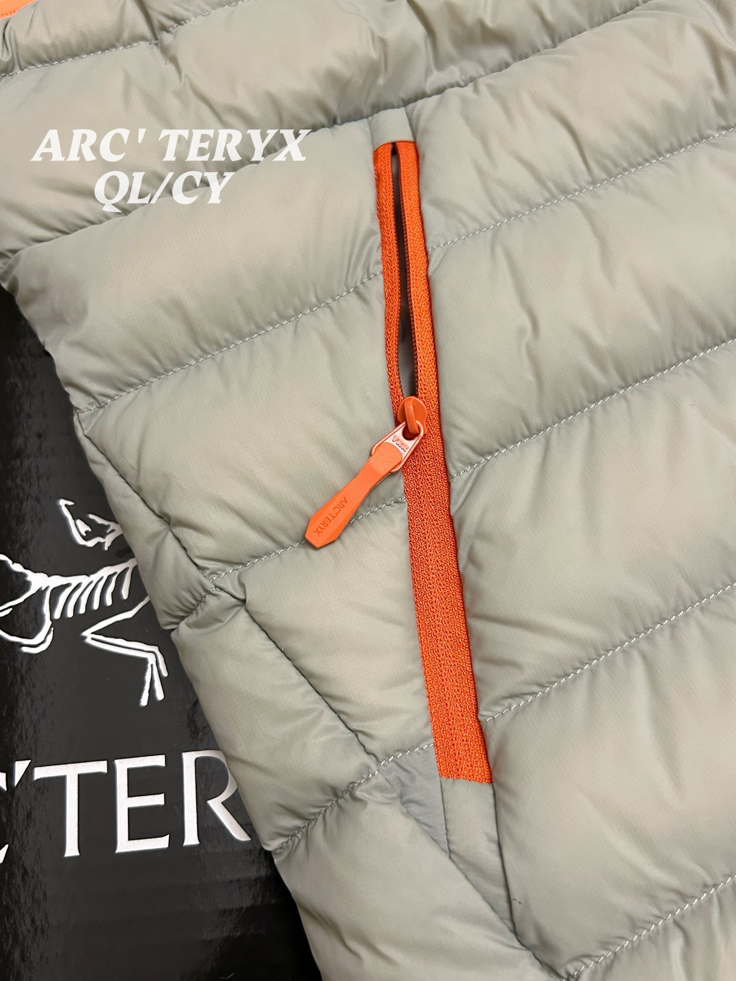 p290款号k61 Arcteryx始祖鸟 Cerium vest 纯色休闲拉链立领鹅绒马甲 整件马甲采用超轻量的面料和填充，可以轻松卷缩成自身的一个口袋中，形成一个非常小的收纳包。 &bull;收纳后体积仅比一个可乐罐稍大，重量极轻（约200-250克，取决于尺码），几乎不占任何背包空间，非常适合作为应急保暖层随身携带 颜色：绿色 藏青 黑色 岩石灰 以太蓝 size：s-xxxl