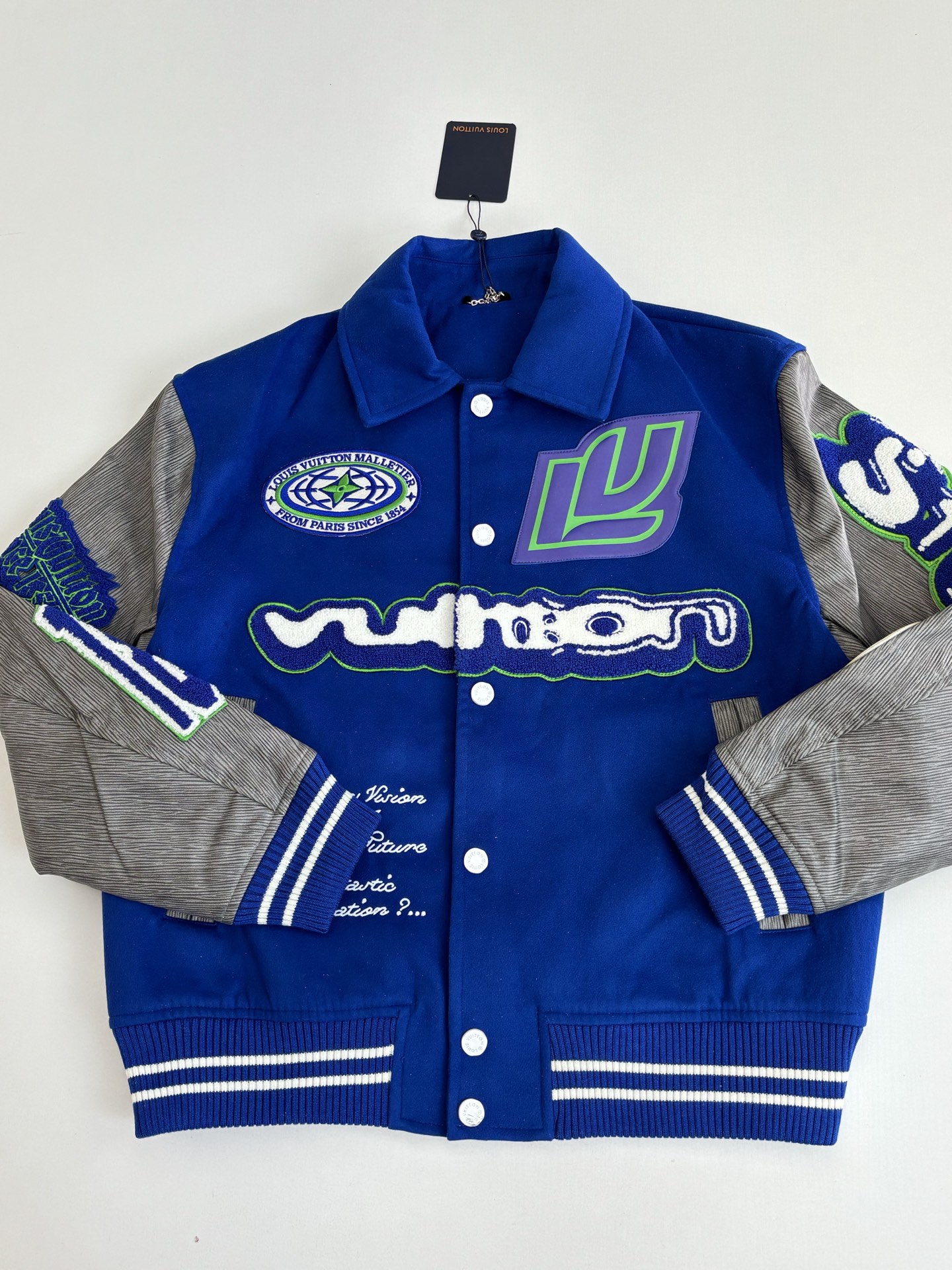 P410 1V/路易 FW23 毛巾绣花棒球服外套 面料成分有65%的羊毛，15%天然丝，10%的氨纶，10%绒混合定织而成，总的克重有900多克，还有最为关键的是色牢度，牢固不会褪色，袖子用的进口粒面皮质，加工定型，上色，水洗，纹路保留了原有的颗粒结构，厚实饱满圆润，刺绣使用进口毛巾绣机器，先把每个图案绣在毛毡上，在用红外线激光雕刻出来，再有缝纫机进行固定，这件衣服有多处贴标，一处平绣，后身的大图案是直接绣在上面的，这款衣服有4种不同工艺的绣花，螺纹采用全棉纱线定染定织而成，粗纱横机编织而成，不起球，棉质亲肤，立体感十足，定制辅料三标，洗涤建议首选干洗，次选手洗或者轻柔机洗，机洗请单独单件套洗衣袋轻柔机洗，不能烘干和热水洗涤，不能长时间浸泡暴晒，正确的洗涤方式可使衣服使用寿命延长 Size：S/M/L/XL