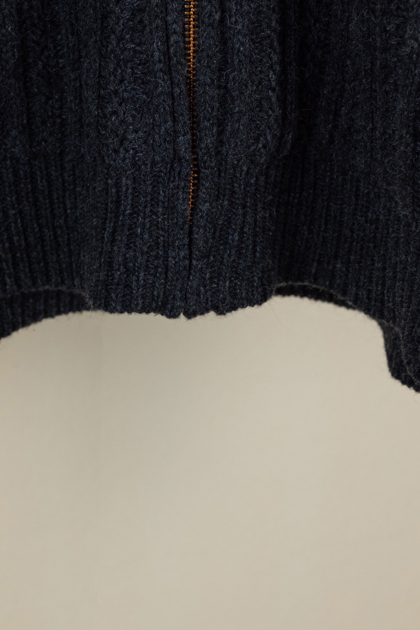 p360 （区别市场通货版本 真羊毛领 1:1复刻五金）LOUIS VUITTON FW26 羊绒羊毛拉链短款束腰夹克外套 男款 这款深色拉链束腰夹克，选用山羊绒与绵羊毛混纺纱线，织就质感疏朗的粗罗纹针织。舒适的羊毛皮衣领之上，配有 VVN 牛皮革搭扣饰带，可将衣领稳妥固定。衣身缀有同款皮革的 Marque L.Vuitton D&eacute;pos&eacute;e 贴饰，彰显品牌格调。这款单品精致而不失闲适，是冬季着装的上佳之选。 标准版型 70% 绵羊毛，30% 山羊绒 可拆卸羊毛皮衣领 用于将衣领竖起的 VVN 牛皮革搭扣饰带 拉链前襟 侧袋 背面饰有 VVN 牛皮革标识贴饰