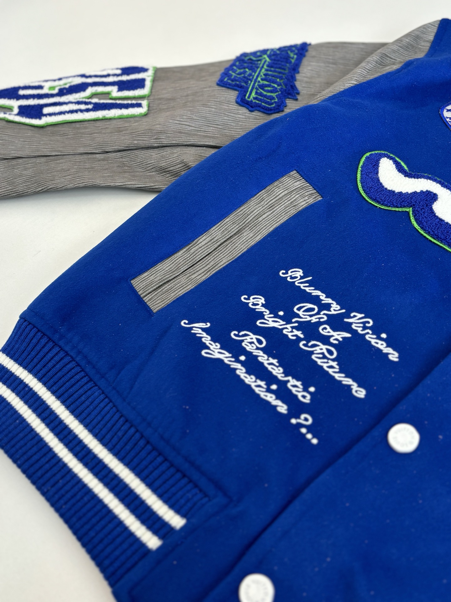 P410 1V/路易 FW23 毛巾绣花棒球服外套 面料成分有65%的羊毛，15%天然丝，10%的氨纶，10%绒混合定织而成，总的克重有900多克，还有最为关键的是色牢度，牢固不会褪色，袖子用的进口粒面皮质，加工定型，上色，水洗，纹路保留了原有的颗粒结构，厚实饱满圆润，刺绣使用进口毛巾绣机器，先把每个图案绣在毛毡上，在用红外线激光雕刻出来，再有缝纫机进行固定，这件衣服有多处贴标，一处平绣，后身的大图案是直接绣在上面的，这款衣服有4种不同工艺的绣花，螺纹采用全棉纱线定染定织而成，粗纱横机编织而成，不起球，棉质亲肤，立体感十足，定制辅料三标，洗涤建议首选干洗，次选手洗或者轻柔机洗，机洗请单独单件套洗衣袋轻柔机洗，不能烘干和热水洗涤，不能长时间浸泡暴晒，正确的洗涤方式可使衣服使用寿命延长 Size：S/M/L/XL