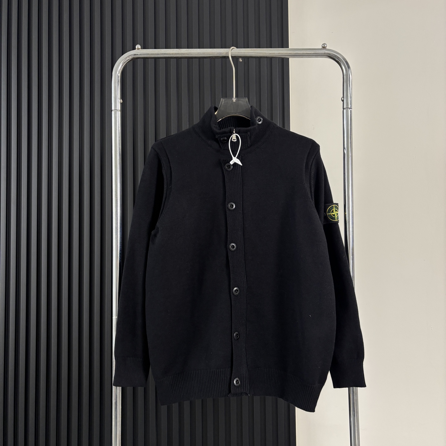 💰170 Stone Island 石头岛针织纽扣开衫毛衣外套 &middot; 强烈推荐大家要入的一件！！！！ 清新温柔的风格很养眼，慵懒时髦，刺绣立体饱满，袖口与下摆拼色点缀， 无疑它是非常别致的那一款。 微阔身，松量舒适也能巧妙藏肉，下摆微微收拢， 彰显都市的小精致优雅，版型时尚又不会过于宽松， 所以适度宽松很重要，版型很显瘦显高藏肉！ &middot; 定制对色定染羊毛混纺棉纱线，高克重高密度超高品质，毛料柔软细腻亲肤，触感软糯丝滑！ &middot;纽扣门襟内➕拉链开合设计～定制五金+原版品牌logo亮面纽扣 全衣9粒主纽扣质感超绝！ &middot;侧边经典石头到十字绣花章；可穿脱带取。对标原版 非常方便。 颜色：黑色 灰色 米白 尺码：M～2XL M ： 衣长68 胸围110 袖长57 L ： 衣长70 胸围116 袖长58 XL： 衣长72 胸围120 袖长59 2XL：衣长74 胸围124 袖长60