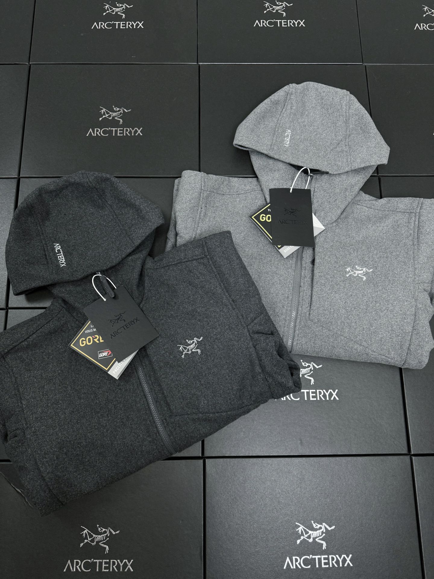 💰P270 款号K26 两色合集图 #ARC'TERYX# 始祖鸟Sawyer Wool Hoody刺绣小标识羊毛外套软壳夹克连帽防风冲锋衣 #这款SAWYER WOOL 夹克采用轻薄耐磨的羊毛软壳面料 羊毛涤纶双织布经 DWR(持久防水)处理 耐磨 轻薄 中度保暖 防风挡雨 面料防风而透气 感觉舒适 具有弹性纤维的双向弹性 轻薄而耐磨 其面料防风挡雨 富有质感的底面保暖舒适 在各种天气活动和活动强度中能吸湿排汗 立体修身剪裁 增加高强度活动的透气性灵活性 高性能 轻量而耐倍加舒适 无闷热感 透气性超强 高度复刻 绝对是一款不可多得的好软壳衣 各处针脚加固了好几股 每一处都是整齐紧密 追求高端与奢华的风范 手感极佳 上身舒服又透气 版型不挑人 无论是从成衣的设计 还是面料都是高端户外男士的手选 年轻人可以穿出 时尚 青春的感觉 而中年人却可以穿出来成熟稳重！是一款横跨所有年龄的经典款百搭神衣！这个款是长青款 基本款 不挑人 运动达人必备 强烈建议入手 还原专柜 全身压胶顶级版本！自行区别市面低版本！ 颜色/Colour：黑灰色 灰白色 尺码/Size：M/L/XL/2XL/3XL/4XL