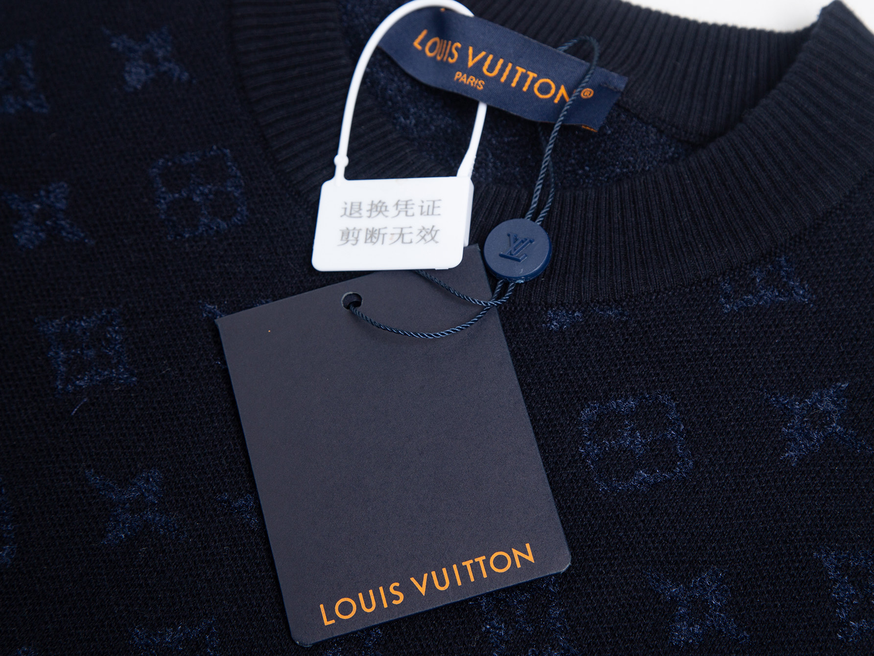 💰175 (精品ZP版本) 🆚市面任何版本 -Louis vuitton官网同步上新 丝绒面料拼接老花圆领短袖 -采用ZP定制定染对版面料1.1 螺纹同缸定染零色差 全套辅料定制 区别市面通货 欢迎对比 -颜色 宝蓝色 -码数 S M L XL