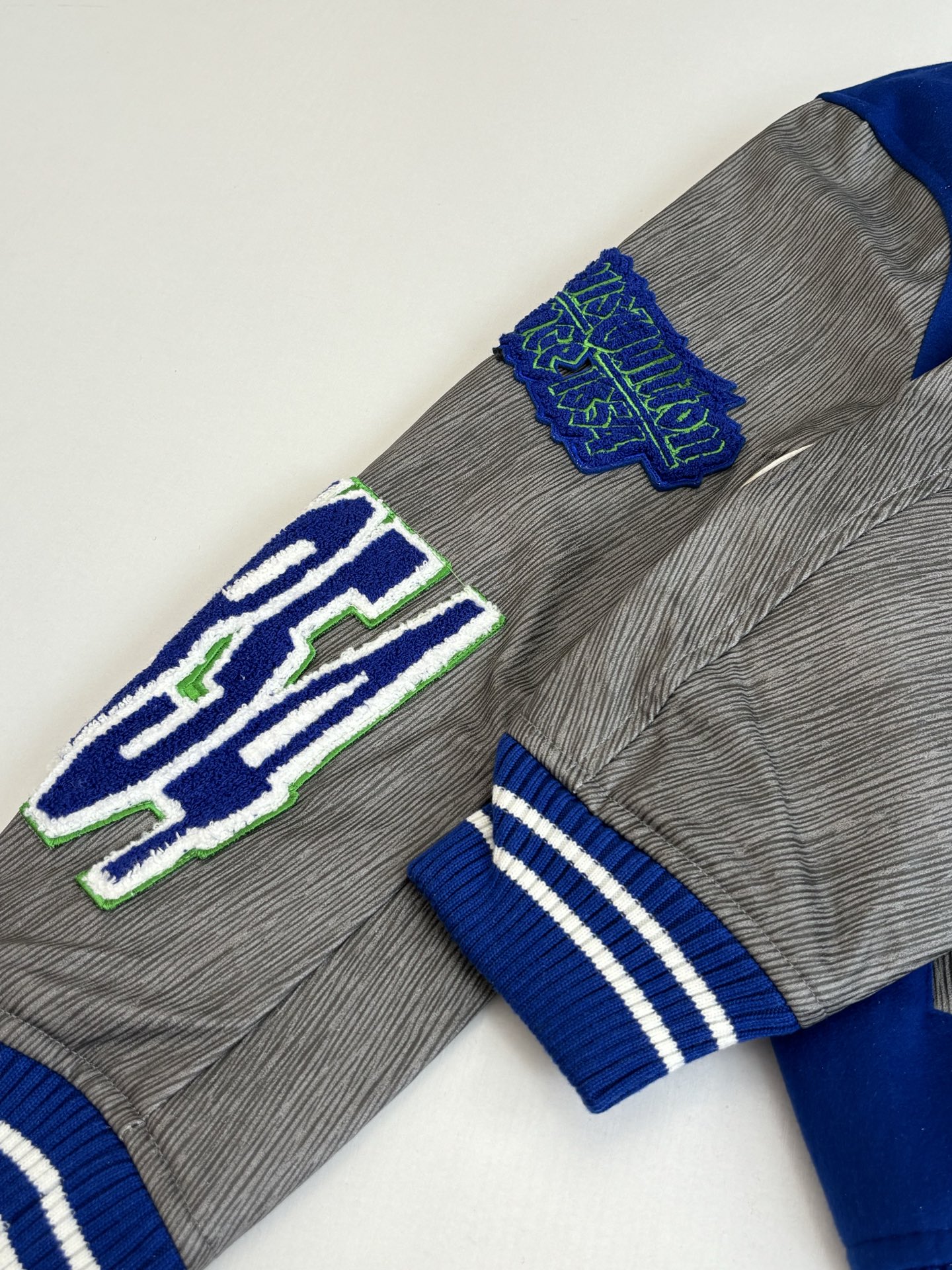 P410 1V/路易 FW23 毛巾绣花棒球服外套 面料成分有65%的羊毛，15%天然丝，10%的氨纶，10%绒混合定织而成，总的克重有900多克，还有最为关键的是色牢度，牢固不会褪色，袖子用的进口粒面皮质，加工定型，上色，水洗，纹路保留了原有的颗粒结构，厚实饱满圆润，刺绣使用进口毛巾绣机器，先把每个图案绣在毛毡上，在用红外线激光雕刻出来，再有缝纫机进行固定，这件衣服有多处贴标，一处平绣，后身的大图案是直接绣在上面的，这款衣服有4种不同工艺的绣花，螺纹采用全棉纱线定染定织而成，粗纱横机编织而成，不起球，棉质亲肤，立体感十足，定制辅料三标，洗涤建议首选干洗，次选手洗或者轻柔机洗，机洗请单独单件套洗衣袋轻柔机洗，不能烘干和热水洗涤，不能长时间浸泡暴晒，正确的洗涤方式可使衣服使用寿命延长 Size：S/M/L/XL