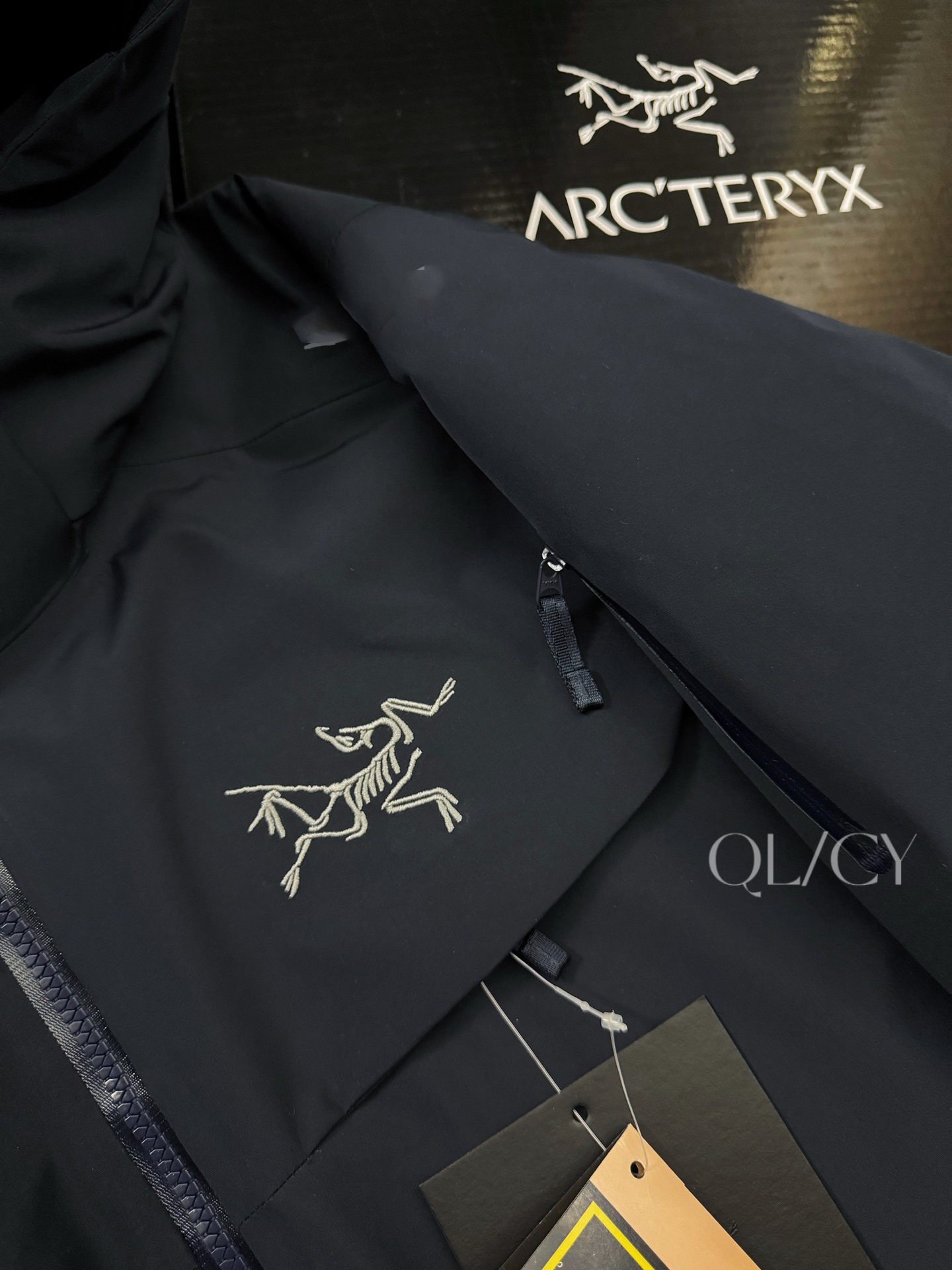 💰400 款号k64 25年最新版 顶级版本 ARCTERYX始祖鸟Macai Jacket冬季新款男连帽防水买菜羽绒服滑雪服GTX 750蓬鹅绒 标配搜救器 眼镜布，细节全部对版。 新款部分细节改动，Goretex 刺绣由袖肩改到袖口，面料，绒全部升级，国标90绒 为更加贴合中国宝宝的身形，一直吐槽的袖子太长，今年缩短了1-2cm 胸围下摆减少4cm，上身不在臃肿！！ -顶级版本，区别老款，连帽设计使其更加适合滑雪防水穿着。可拆卸帽子区别低版 大买菜雪裙配胶条 区别底板本 -巧妙搭配保暖材料，夹克长时间穿着舒适。 复合搭配保暖材（Down CompositeMapping）把Coreloft合成纤维材料分布在帽兜、下摆和腋下等容易湿的地方，湿时仍能保暖；750立方英寸欧洲鹅绒则分布在主要部位和袖子，为身体提供所需的热量。免除劣质帽子的困扰，保暖DropHood可以戴在标准的单双板滑雪头盔上，并能随头部一起转动。 -可拆卸风裙、网眼PowderGuard腋下通风口、网状WaterTight主拉链，这些性能既能防止风雪进入又能在深雪运动时快速散热。 -整衣全部贴带接缝，防风雨更佳、GORE-TEX三层结构、光滑内面面料，方便分层穿着 立体整形，更合身舒适。 -压胶帽沿、可调帽子抽绳、保暖头盔兼容Drop Hood。 -WaterTight外侧拉链、WaterTight Vislon主拉链、微织带拉链片、腋下拉链配PowderGuard儡眼底料，便于通风散热。 -可调Velcro吀术贴调节带、可调下摆抽绳、隐形WaterTight拉链袖袋、内侧网眼袋、压胶拉链内侧胸袋、带盖按扣胸袋、两个WaterTight拉链口袋、网眼PowderGuard通风透气，设计可防止雪花进入体内 。 -底部：可拆卸风裙有橡筋和按扣 -原单正品，作为鸟家鼎级滑雪服系列的代表做产品，这款滑雪服可谓是鸟的经典作品！ 不要机洗，只能干洗。 四色：黑色-层云蓝 云水蓝（浅灰） 藏青 尺码:S-XXL 胸围：121 125 129 133 137 衣长：72 74 76 78 80 肩宽：53 54 55 56 57 袖长：63 63.5 64.5 65.5 66.5 S码推荐90-120斤 M码推荐120-140斤 L吗推荐140-170斤 XL码推荐160-190斤 XXL 码推荐180-210斤