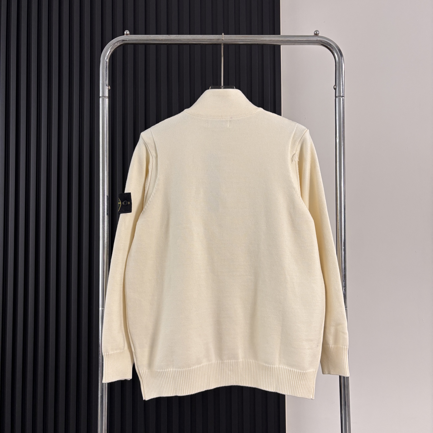 💰170 Stone Island 石头岛针织纽扣开衫毛衣外套 &middot; 强烈推荐大家要入的一件！！！！ 清新温柔的风格很养眼，慵懒时髦，刺绣立体饱满，袖口与下摆拼色点缀， 无疑它是非常别致的那一款。 微阔身，松量舒适也能巧妙藏肉，下摆微微收拢， 彰显都市的小精致优雅，版型时尚又不会过于宽松， 所以适度宽松很重要，版型很显瘦显高藏肉！ &middot; 定制对色定染羊毛混纺棉纱线，高克重高密度超高品质，毛料柔软细腻亲肤，触感软糯丝滑！ &middot;纽扣门襟内➕拉链开合设计～定制五金+原版品牌logo亮面纽扣 全衣9粒主纽扣质感超绝！ &middot;侧边经典石头到十字绣花章；可穿脱带取。对标原版 非常方便。 颜色：黑色 灰色 米白 尺码：M～2XL M ： 衣长68 胸围110 袖长57 L ： 衣长70 胸围116 袖长58 XL： 衣长72 胸围120 袖长59 2XL：衣长74 胸围124 袖长60