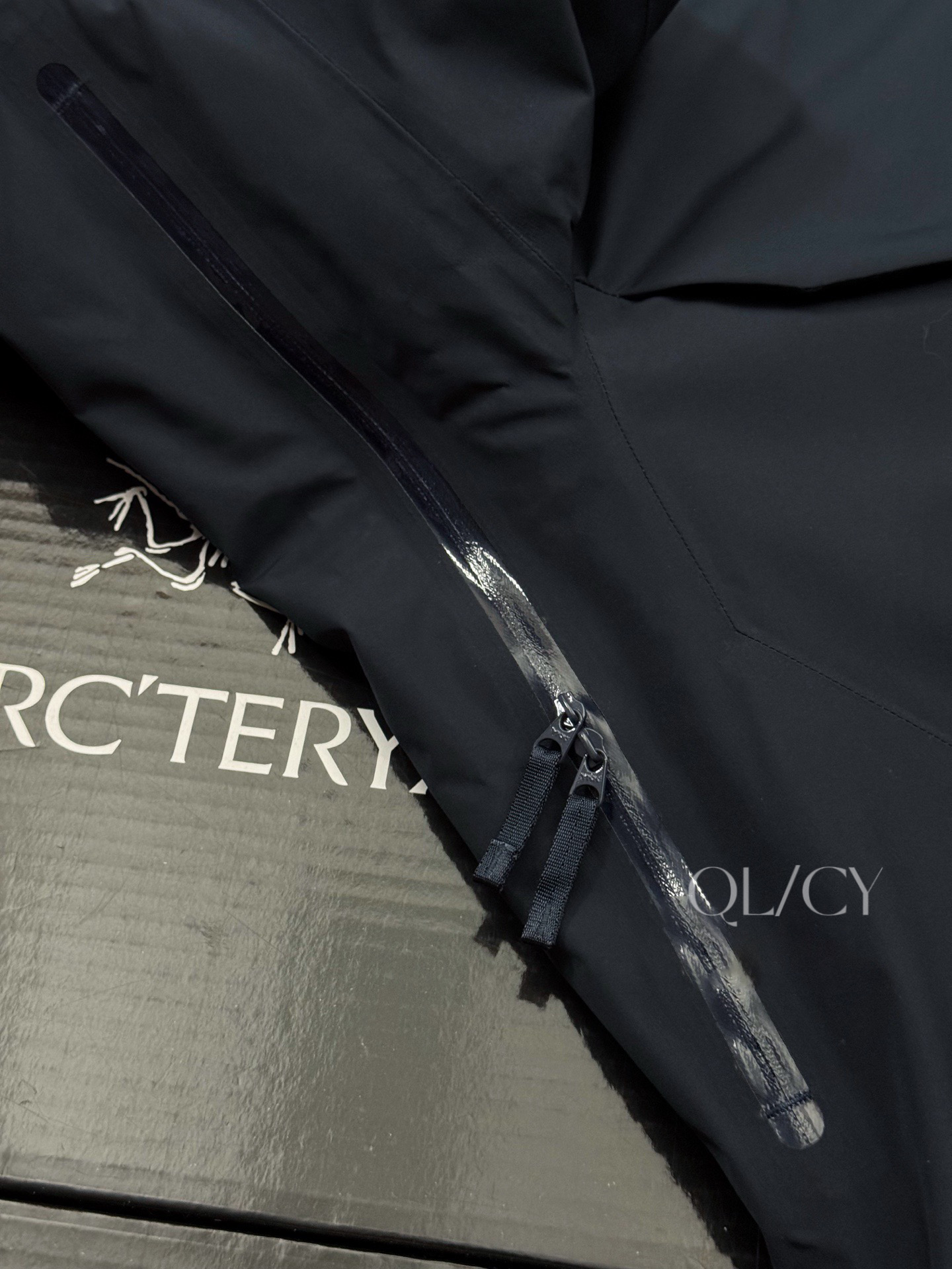 💰400 款号k64 25年最新版 顶级版本 ARCTERYX始祖鸟Macai Jacket冬季新款男连帽防水买菜羽绒服滑雪服GTX 750蓬鹅绒 标配搜救器 眼镜布，细节全部对版。 新款部分细节改动，Goretex 刺绣由袖肩改到袖口，面料，绒全部升级，国标90绒 为更加贴合中国宝宝的身形，一直吐槽的袖子太长，今年缩短了1-2cm 胸围下摆减少4cm，上身不在臃肿！！ -顶级版本，区别老款，连帽设计使其更加适合滑雪防水穿着。可拆卸帽子区别低版 大买菜雪裙配胶条 区别底板本 -巧妙搭配保暖材料，夹克长时间穿着舒适。 复合搭配保暖材（Down CompositeMapping）把Coreloft合成纤维材料分布在帽兜、下摆和腋下等容易湿的地方，湿时仍能保暖；750立方英寸欧洲鹅绒则分布在主要部位和袖子，为身体提供所需的热量。免除劣质帽子的困扰，保暖DropHood可以戴在标准的单双板滑雪头盔上，并能随头部一起转动。 -可拆卸风裙、网眼PowderGuard腋下通风口、网状WaterTight主拉链，这些性能既能防止风雪进入又能在深雪运动时快速散热。 -整衣全部贴带接缝，防风雨更佳、GORE-TEX三层结构、光滑内面面料，方便分层穿着 立体整形，更合身舒适。 -压胶帽沿、可调帽子抽绳、保暖头盔兼容Drop Hood。 -WaterTight外侧拉链、WaterTight Vislon主拉链、微织带拉链片、腋下拉链配PowderGuard儡眼底料，便于通风散热。 -可调Velcro吀术贴调节带、可调下摆抽绳、隐形WaterTight拉链袖袋、内侧网眼袋、压胶拉链内侧胸袋、带盖按扣胸袋、两个WaterTight拉链口袋、网眼PowderGuard通风透气，设计可防止雪花进入体内 。 -底部：可拆卸风裙有橡筋和按扣 -原单正品，作为鸟家鼎级滑雪服系列的代表做产品，这款滑雪服可谓是鸟的经典作品！ 不要机洗，只能干洗。 四色：黑色-层云蓝 云水蓝（浅灰） 藏青 尺码:S-XXL 胸围：121 125 129 133 137 衣长：72 74 76 78 80 肩宽：53 54 55 56 57 袖长：63 63.5 64.5 65.5 66.5 S码推荐90-120斤 M码推荐120-140斤 L吗推荐140-170斤 XL码推荐160-190斤 XXL 码推荐180-210斤