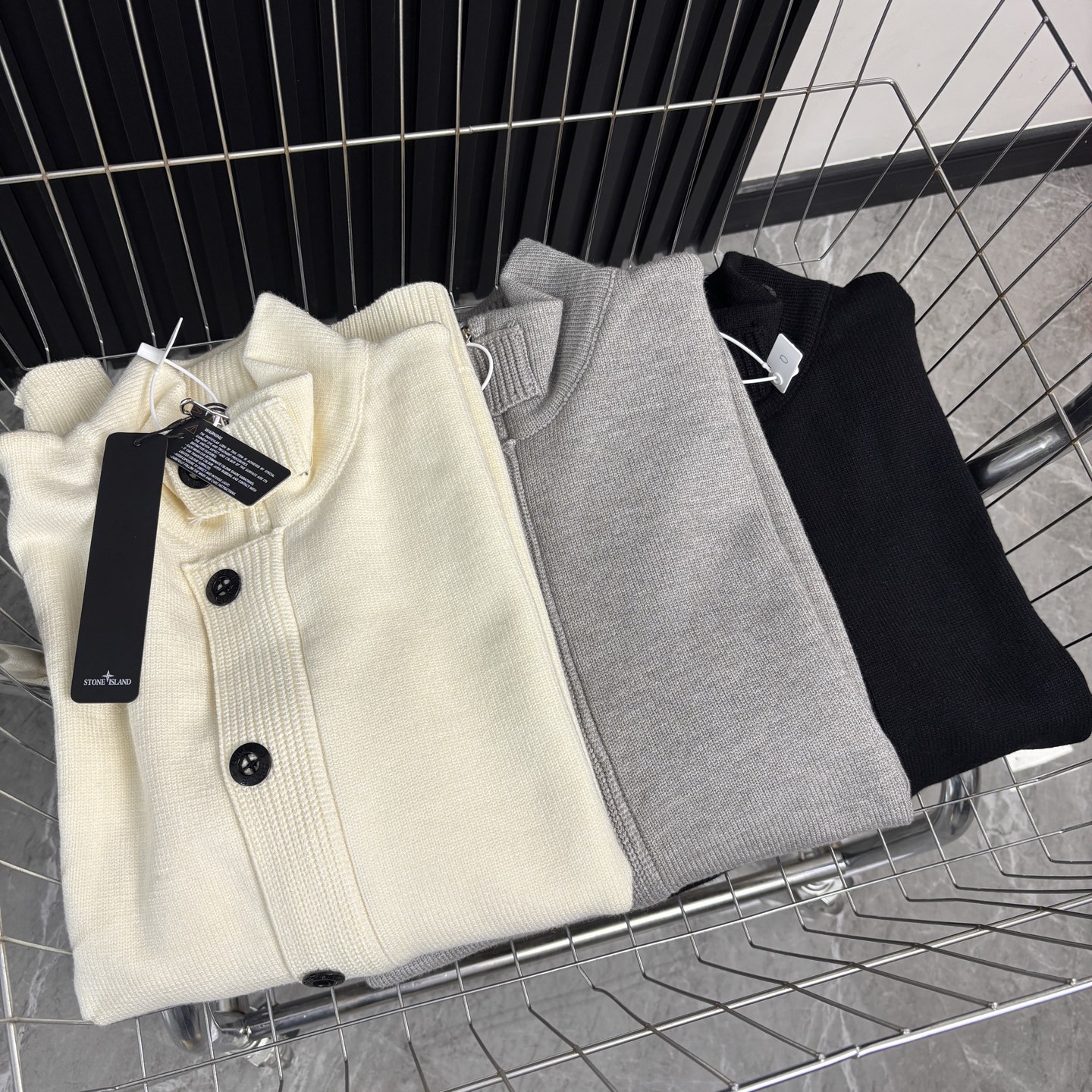 💰170 Stone Island 石头岛针织纽扣开衫毛衣外套 &middot; 强烈推荐大家要入的一件！！！！ 清新温柔的风格很养眼，慵懒时髦，刺绣立体饱满，袖口与下摆拼色点缀， 无疑它是非常别致的那一款。 微阔身，松量舒适也能巧妙藏肉，下摆微微收拢， 彰显都市的小精致优雅，版型时尚又不会过于宽松， 所以适度宽松很重要，版型很显瘦显高藏肉！ &middot; 定制对色定染羊毛混纺棉纱线，高克重高密度超高品质，毛料柔软细腻亲肤，触感软糯丝滑！ &middot;纽扣门襟内➕拉链开合设计～定制五金+原版品牌logo亮面纽扣 全衣9粒主纽扣质感超绝！ &middot;侧边经典石头到十字绣花章；可穿脱带取。对标原版 非常方便。 颜色：黑色 灰色 米白 尺码：M～2XL M ： 衣长68 胸围110 袖长57 L ： 衣长70 胸围116 袖长58 XL： 衣长72 胸围120 袖长59 2XL：衣长74 胸围124 袖长60