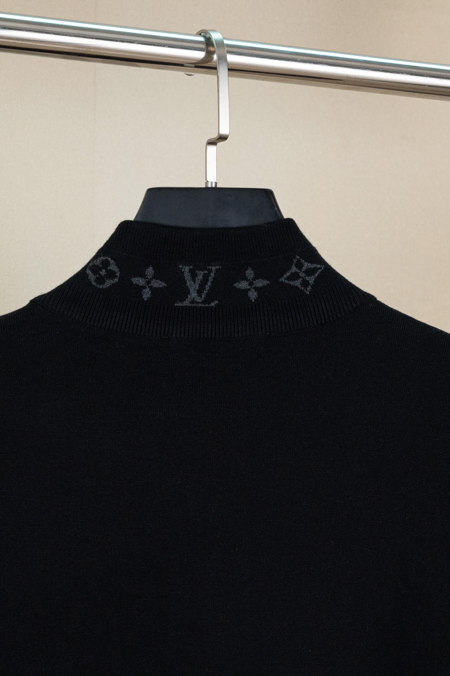 p270 LOUIS VUITTON FW25 双面针织旅行束腰夹克外套 男款 这款绵羊毛混纺束腰夹克兼具舒适与优雅，采用精致的双面针织工艺，内里为柔软的棉质。简约廓形，在衣领和袖口处饰有提花 Monogram 细节，即使叠穿在外套或夹克下也清晰可见。建议搭配同款长裤。 标准版型 双面针织：外层绵羊毛，内层棉 衣领与袖口提花标识 罗纹衣领、袖口与下摆 拉链前襟 拉链口袋