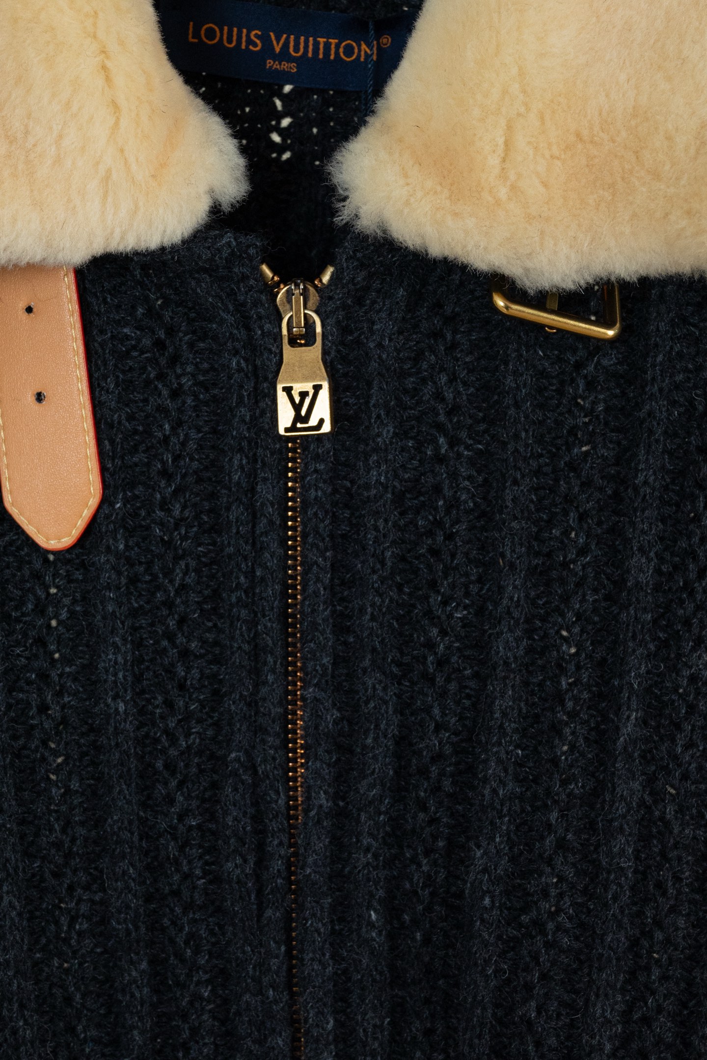 p360 （区别市场通货版本 真羊毛领 1:1复刻五金）LOUIS VUITTON FW26 羊绒羊毛拉链短款束腰夹克外套 男款 这款深色拉链束腰夹克，选用山羊绒与绵羊毛混纺纱线，织就质感疏朗的粗罗纹针织。舒适的羊毛皮衣领之上，配有 VVN 牛皮革搭扣饰带，可将衣领稳妥固定。衣身缀有同款皮革的 Marque L.Vuitton D&eacute;pos&eacute;e 贴饰，彰显品牌格调。这款单品精致而不失闲适，是冬季着装的上佳之选。 标准版型 70% 绵羊毛，30% 山羊绒 可拆卸羊毛皮衣领 用于将衣领竖起的 VVN 牛皮革搭扣饰带 拉链前襟 侧袋 背面饰有 VVN 牛皮革标识贴饰