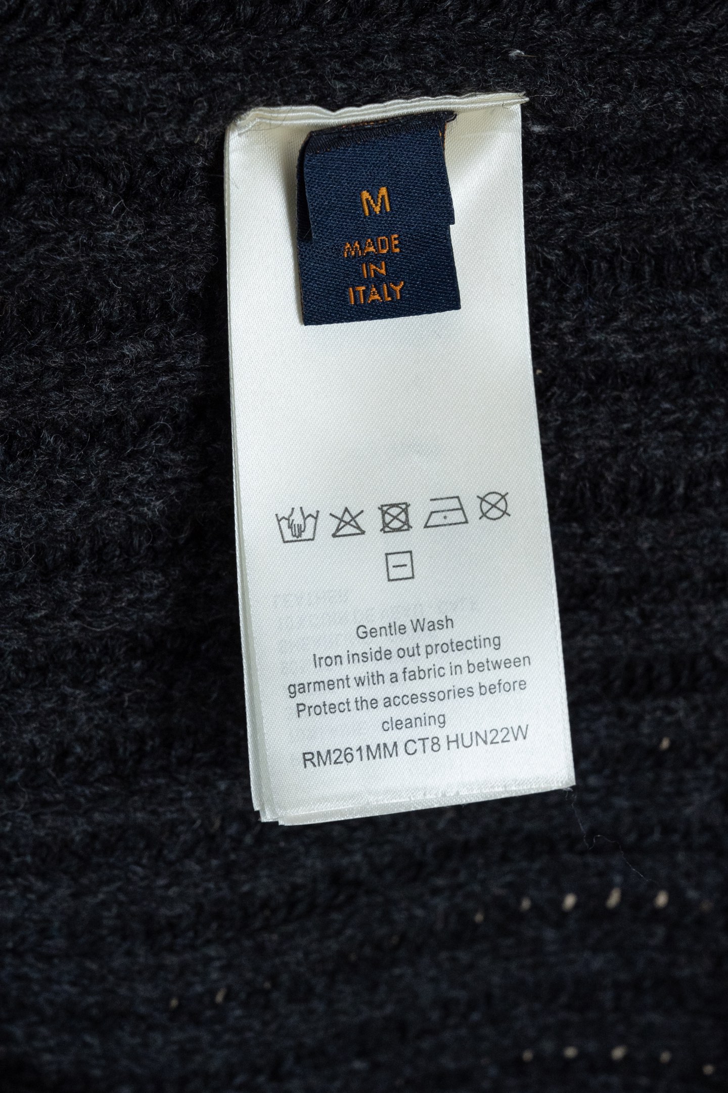 p360 （区别市场通货版本 真羊毛领 1:1复刻五金）LOUIS VUITTON FW26 羊绒羊毛拉链短款束腰夹克外套 男款 这款深色拉链束腰夹克，选用山羊绒与绵羊毛混纺纱线，织就质感疏朗的粗罗纹针织。舒适的羊毛皮衣领之上，配有 VVN 牛皮革搭扣饰带，可将衣领稳妥固定。衣身缀有同款皮革的 Marque L.Vuitton D&eacute;pos&eacute;e 贴饰，彰显品牌格调。这款单品精致而不失闲适，是冬季着装的上佳之选。 标准版型 70% 绵羊毛，30% 山羊绒 可拆卸羊毛皮衣领 用于将衣领竖起的 VVN 牛皮革搭扣饰带 拉链前襟 侧袋 背面饰有 VVN 牛皮革标识贴饰