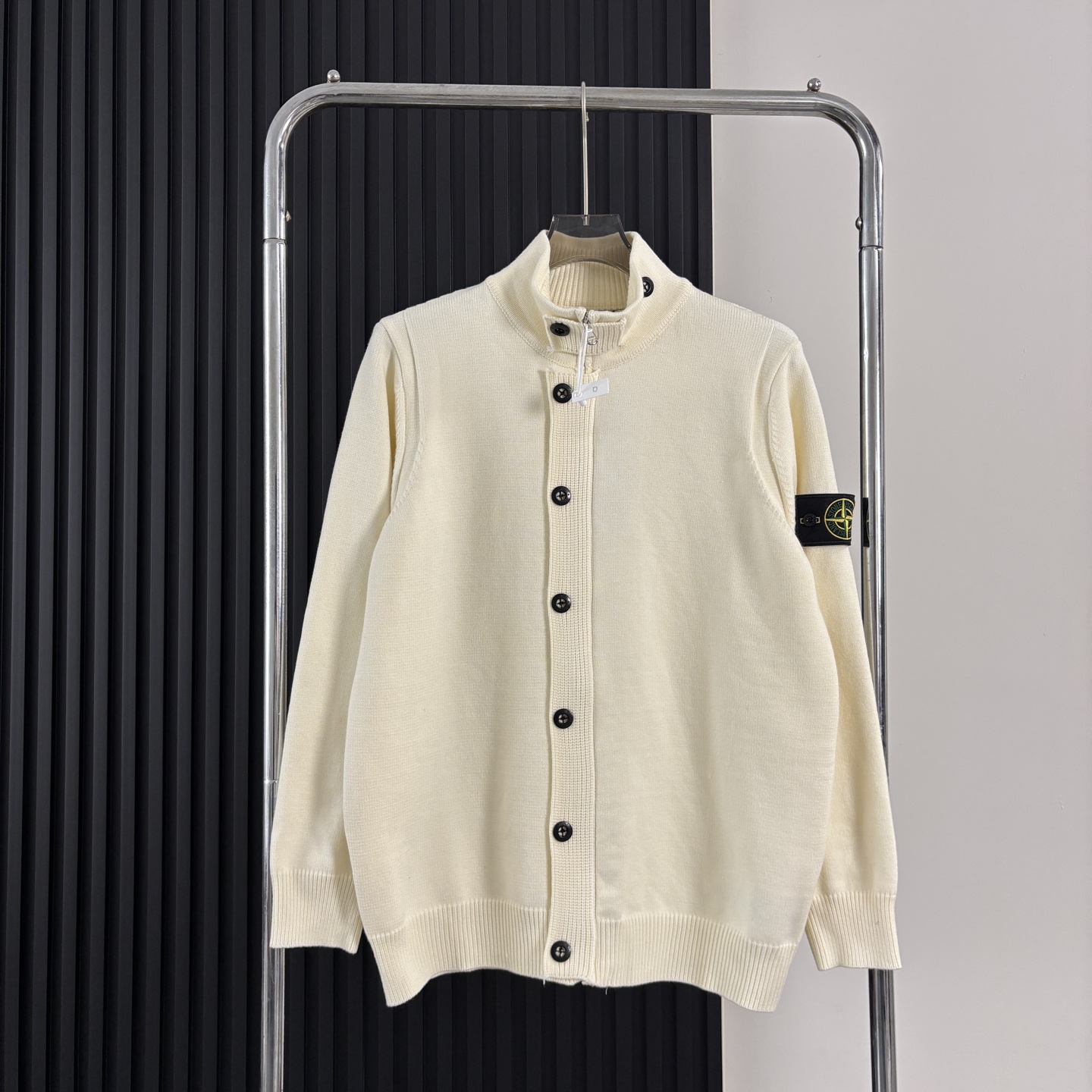 💰170 Stone Island 石头岛针织纽扣开衫毛衣外套 &middot; 强烈推荐大家要入的一件！！！！ 清新温柔的风格很养眼，慵懒时髦，刺绣立体饱满，袖口与下摆拼色点缀， 无疑它是非常别致的那一款。 微阔身，松量舒适也能巧妙藏肉，下摆微微收拢， 彰显都市的小精致优雅，版型时尚又不会过于宽松， 所以适度宽松很重要，版型很显瘦显高藏肉！ &middot; 定制对色定染羊毛混纺棉纱线，高克重高密度超高品质，毛料柔软细腻亲肤，触感软糯丝滑！ &middot;纽扣门襟内➕拉链开合设计～定制五金+原版品牌logo亮面纽扣 全衣9粒主纽扣质感超绝！ &middot;侧边经典石头到十字绣花章；可穿脱带取。对标原版 非常方便。 颜色：黑色 灰色 米白 尺码：M～2XL M ： 衣长68 胸围110 袖长57 L ： 衣长70 胸围116 袖长58 XL： 衣长72 胸围120 袖长59 2XL：衣长74 胸围124 袖长60