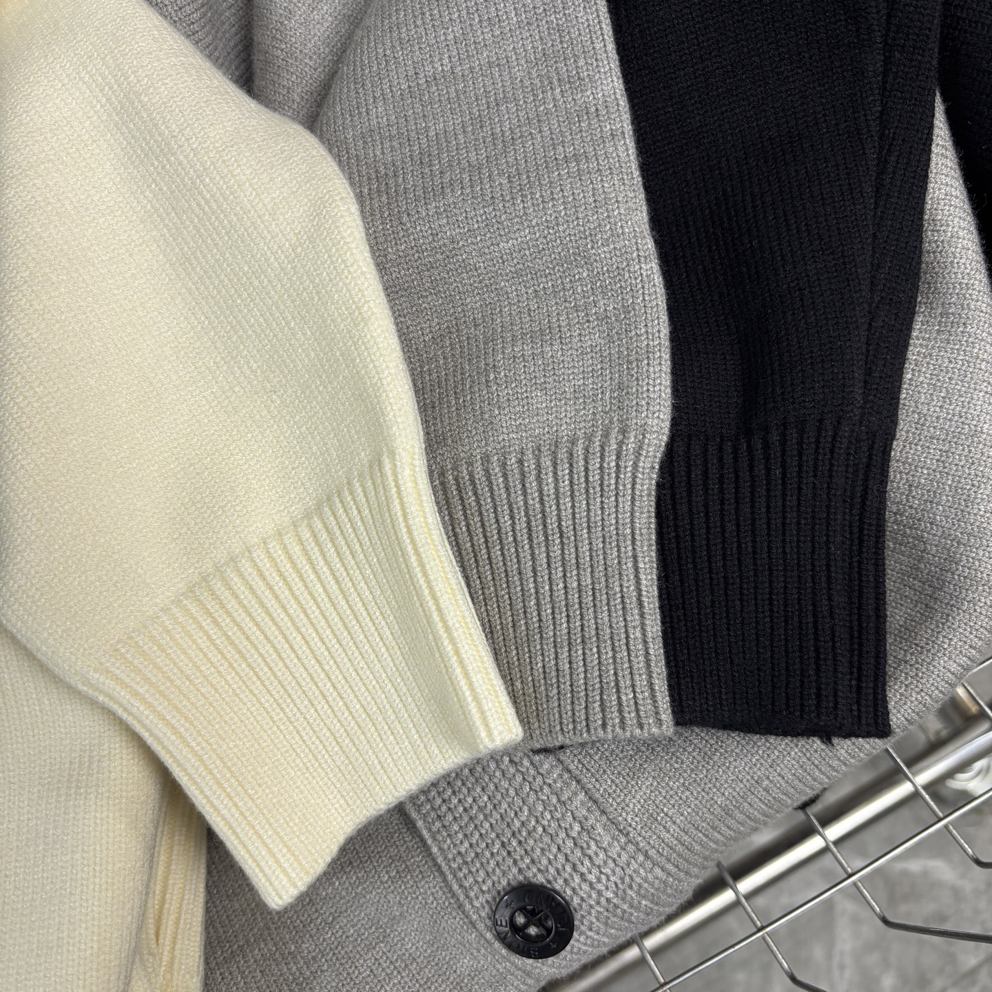 💰170 Stone Island 石头岛针织纽扣开衫毛衣外套 &middot; 强烈推荐大家要入的一件！！！！ 清新温柔的风格很养眼，慵懒时髦，刺绣立体饱满，袖口与下摆拼色点缀， 无疑它是非常别致的那一款。 微阔身，松量舒适也能巧妙藏肉，下摆微微收拢， 彰显都市的小精致优雅，版型时尚又不会过于宽松， 所以适度宽松很重要，版型很显瘦显高藏肉！ &middot; 定制对色定染羊毛混纺棉纱线，高克重高密度超高品质，毛料柔软细腻亲肤，触感软糯丝滑！ &middot;纽扣门襟内➕拉链开合设计～定制五金+原版品牌logo亮面纽扣 全衣9粒主纽扣质感超绝！ &middot;侧边经典石头到十字绣花章；可穿脱带取。对标原版 非常方便。 颜色：黑色 灰色 米白 尺码：M～2XL M ： 衣长68 胸围110 袖长57 L ： 衣长70 胸围116 袖长58 XL： 衣长72 胸围120 袖长59 2XL：衣长74 胸围124 袖长60