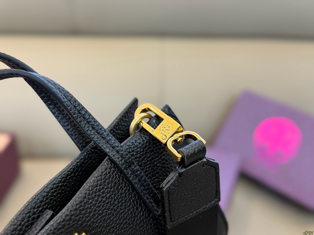 &yen;155配盒 TB 托里伯奇ToryBurch 新款手提包高级又时尚！ 配🈶️长肩带很适合职场小姐姐 正式又不失贵气、飒气❗️ 尺寸19 13