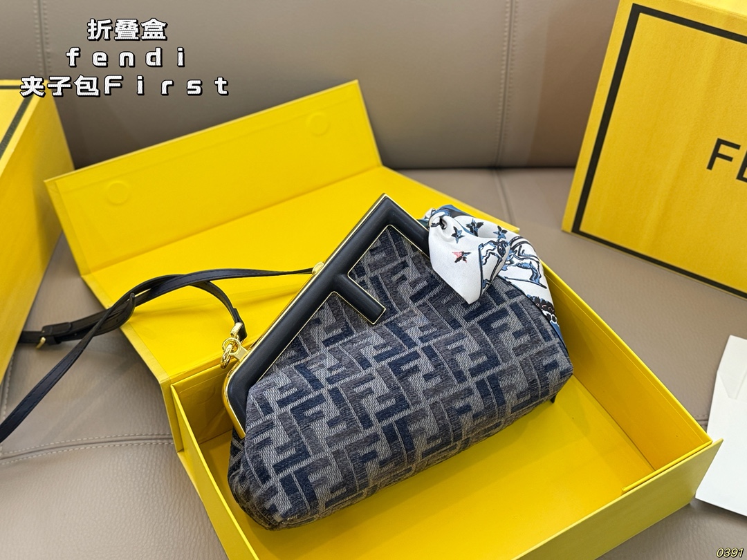 &yen;175折叠盒 fendi芬迪夹子包First 永远的百搭单品 上身绝美 这份质感 小仙女们值得拥有 尺寸23 17