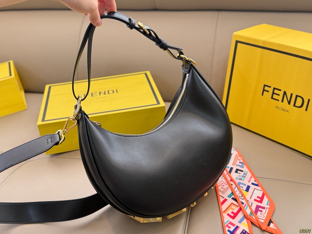 &yen;180折叠盒 芬迪FENDI Graphy月牙包 经典对未来的展望 时尚百搭 上身又A又飒 尺寸28 15