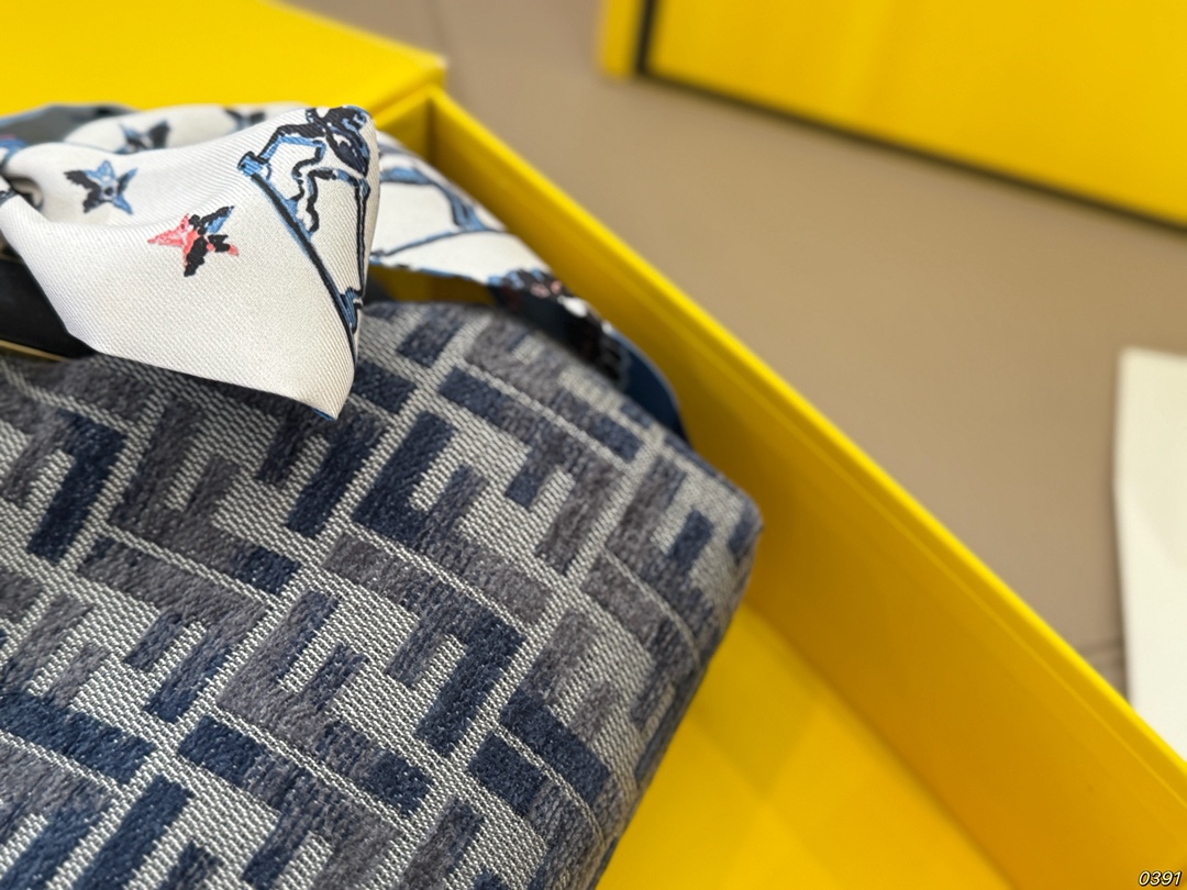 &yen;175折叠盒 fendi芬迪夹子包First 永远的百搭单品 上身绝美 这份质感 小仙女们值得拥有 尺寸23 17