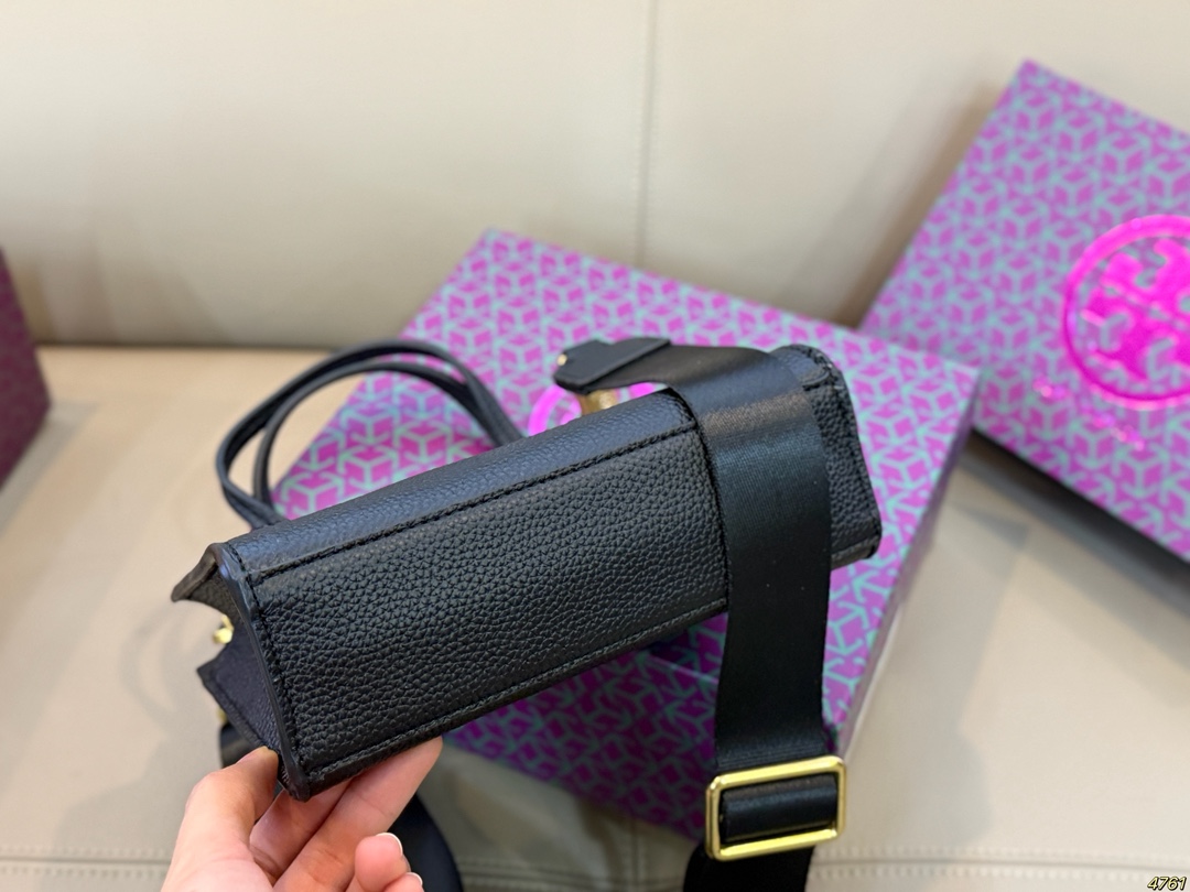 &yen;155配盒 TB 托里伯奇ToryBurch 新款手提包高级又时尚！ 配🈶️长肩带很适合职场小姐姐 正式又不失贵气、飒气❗️ 尺寸19 13