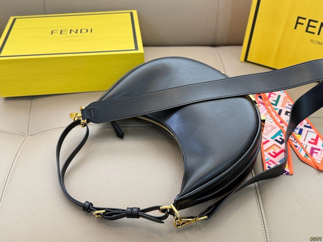 &yen;180折叠盒 芬迪FENDI Graphy月牙包 经典对未来的展望 时尚百搭 上身又A又飒 尺寸28 15