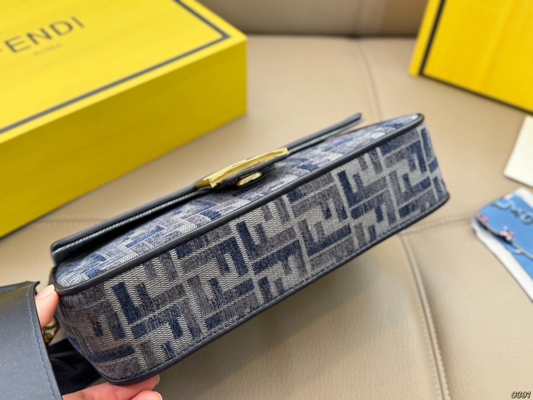 &yen;170/&yen;160折叠盒 芬迪FENDI 法棍包 拿到手里才能感觉到它的魅力 经典百搭优雅大气 这份质感 小仙女们值得拥有 尺寸26 15/20 11