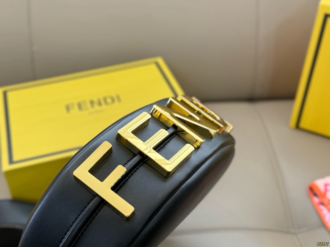 &yen;180折叠盒 芬迪FENDI Graphy月牙包 经典对未来的展望 时尚百搭 上身又A又飒 尺寸28 15