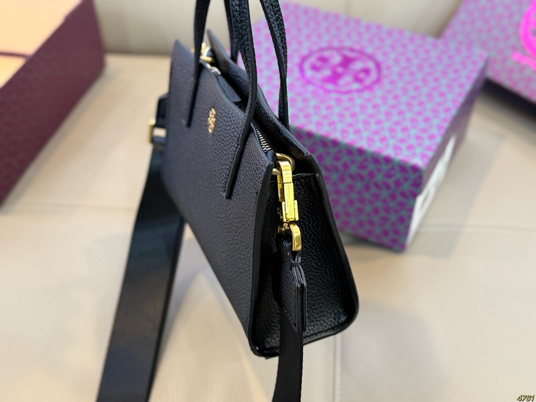 &yen;155配盒 TB 托里伯奇ToryBurch 新款手提包高级又时尚！ 配🈶️长肩带很适合职场小姐姐 正式又不失贵气、飒气❗️ 尺寸19 13