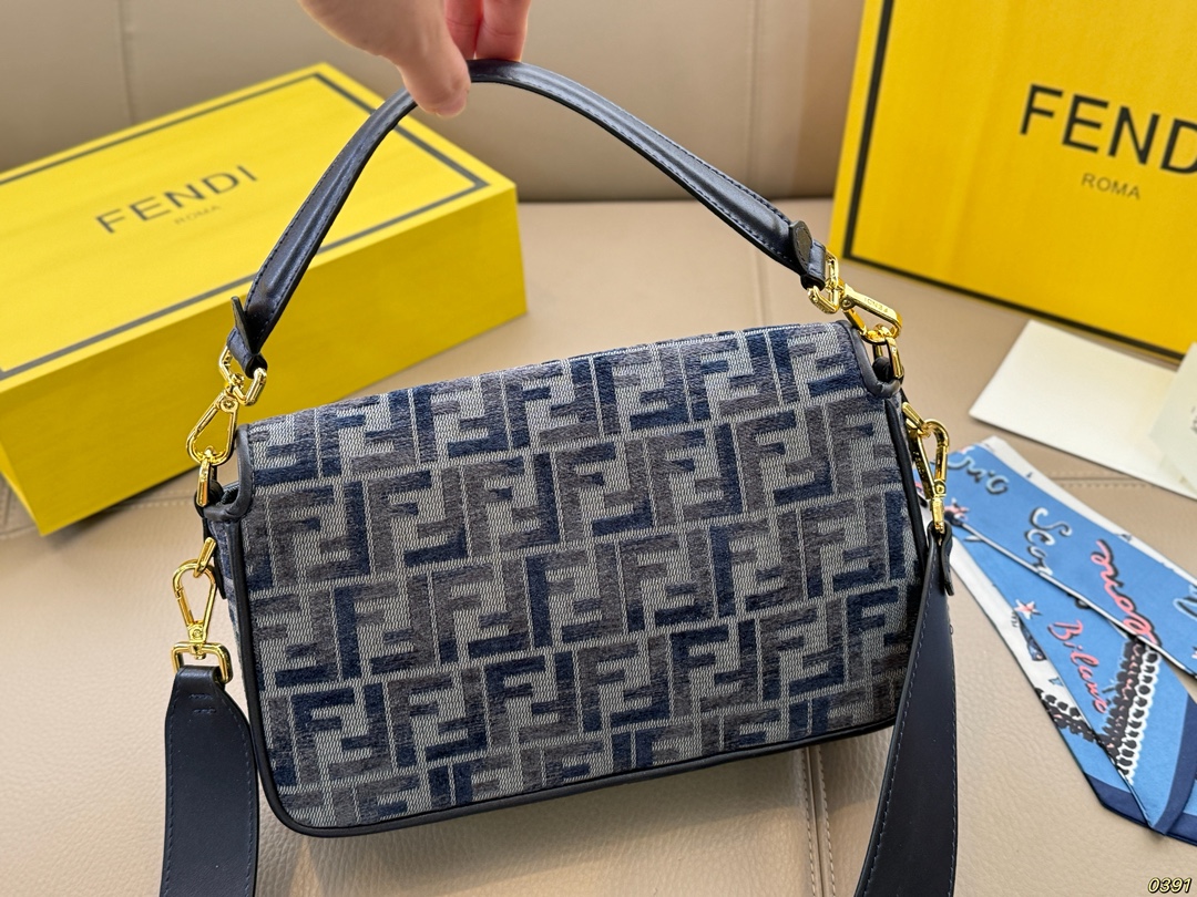 &yen;170/&yen;160折叠盒 芬迪FENDI 法棍包 拿到手里才能感觉到它的魅力 经典百搭优雅大气 这份质感 小仙女们值得拥有 尺寸26 15/20 11