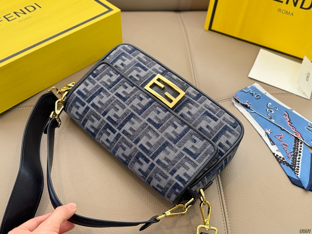 &yen;170/&yen;160折叠盒 芬迪FENDI 法棍包 拿到手里才能感觉到它的魅力 经典百搭优雅大气 这份质感 小仙女们值得拥有 尺寸26 15/20 11