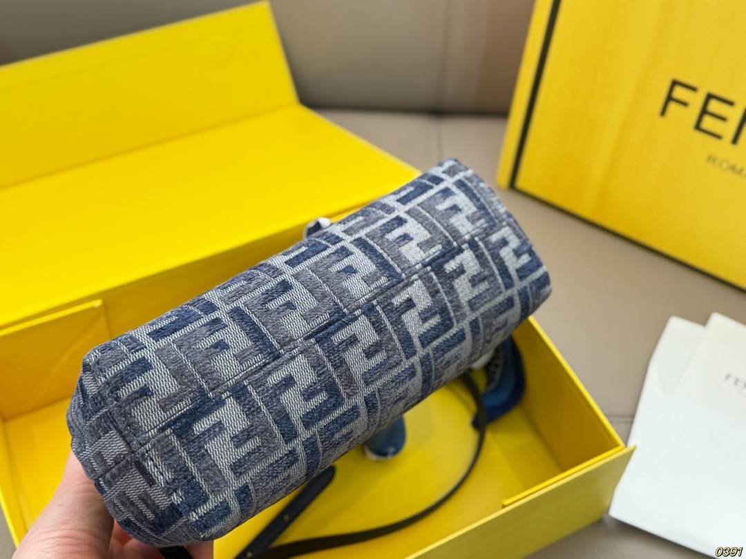 &yen;175折叠盒 fendi芬迪夹子包First 永远的百搭单品 上身绝美 这份质感 小仙女们值得拥有 尺寸23 17