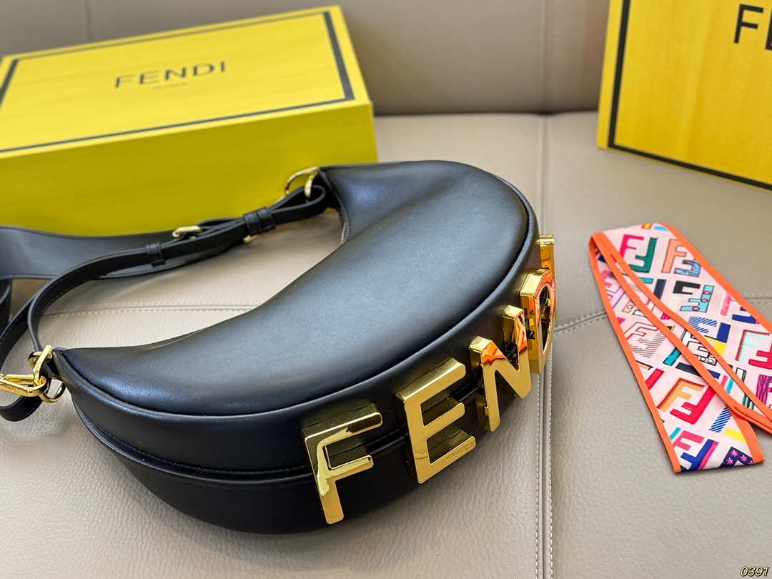 &yen;180折叠盒 芬迪FENDI Graphy月牙包 经典对未来的展望 时尚百搭 上身又A又飒 尺寸28 15