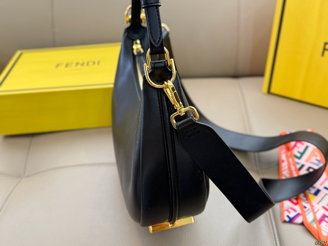 &yen;180折叠盒 芬迪FENDI Graphy月牙包 经典对未来的展望 时尚百搭 上身又A又飒 尺寸28 15