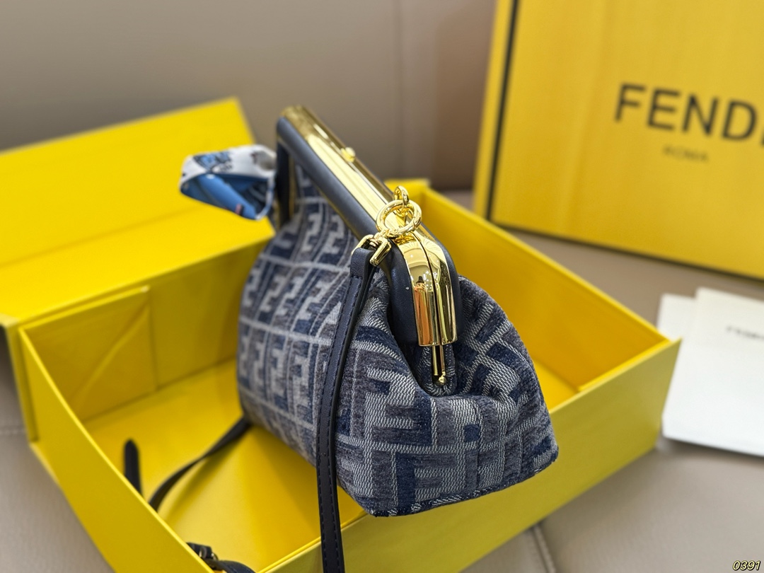 &yen;175折叠盒 fendi芬迪夹子包First 永远的百搭单品 上身绝美 这份质感 小仙女们值得拥有 尺寸23 17