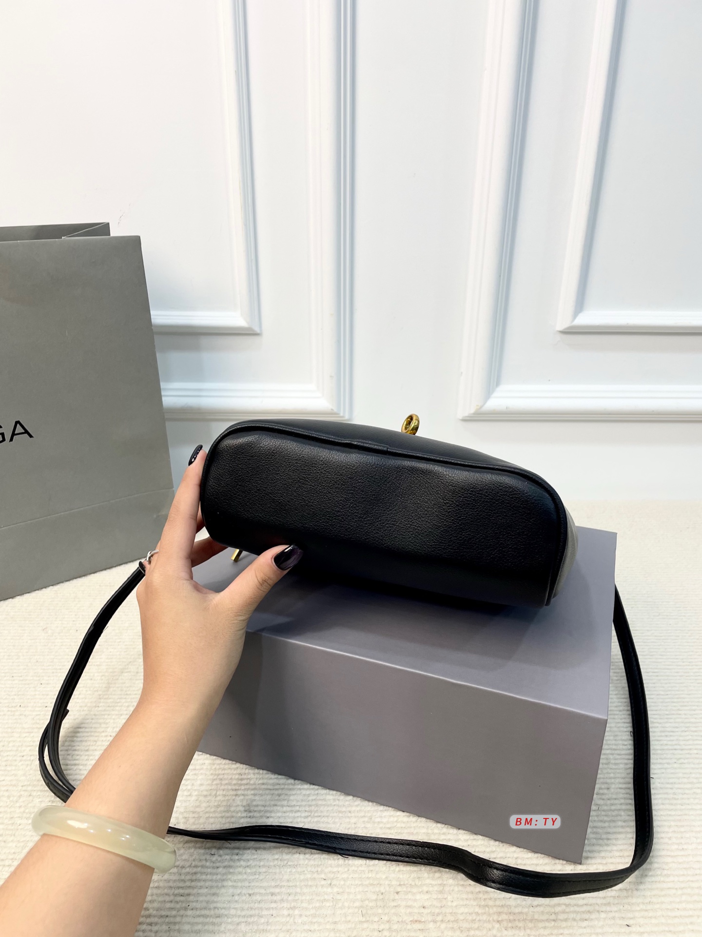 💰150 配折叠礼盒 巴黎世家2025秋冬Rodeo Vanity饭盒包，选用光滑皮革+金属Logo，低调又高级。包身线条简洁，顶部提手+可拆卸肩带，手提、斜挎、肩背都OK，背法超灵活！容量手机、钱包、口红轻松收纳，日常通勤休闲都能搭配。 尺寸：21*8*18.5