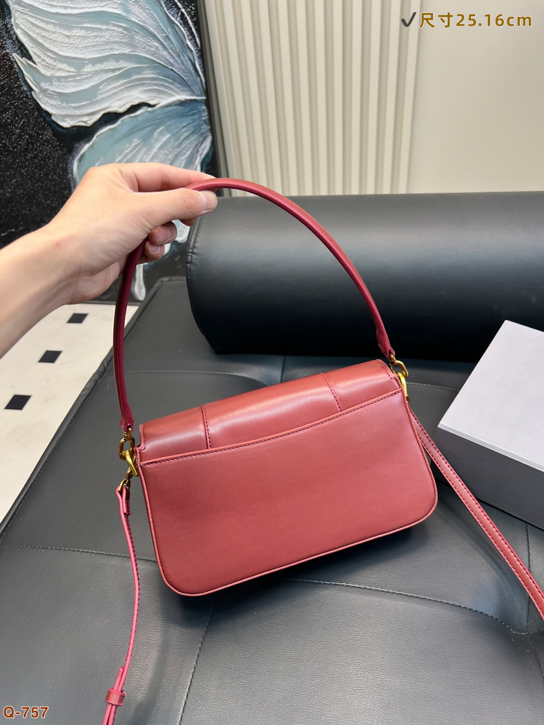 💰160 配折叠盒 巴黎世家CHIPS薯片袋造型颠覆传统牛皮材质打造独特触感，超薄设计却能装下手机、口红，兼具趣味与实用。搭配可拆卸肩带，轻松驾驭街头潮搭与摩登商务。以先锋设计打破平庸，让每一次出场都成为话题焦点！ 尺寸25.16cm