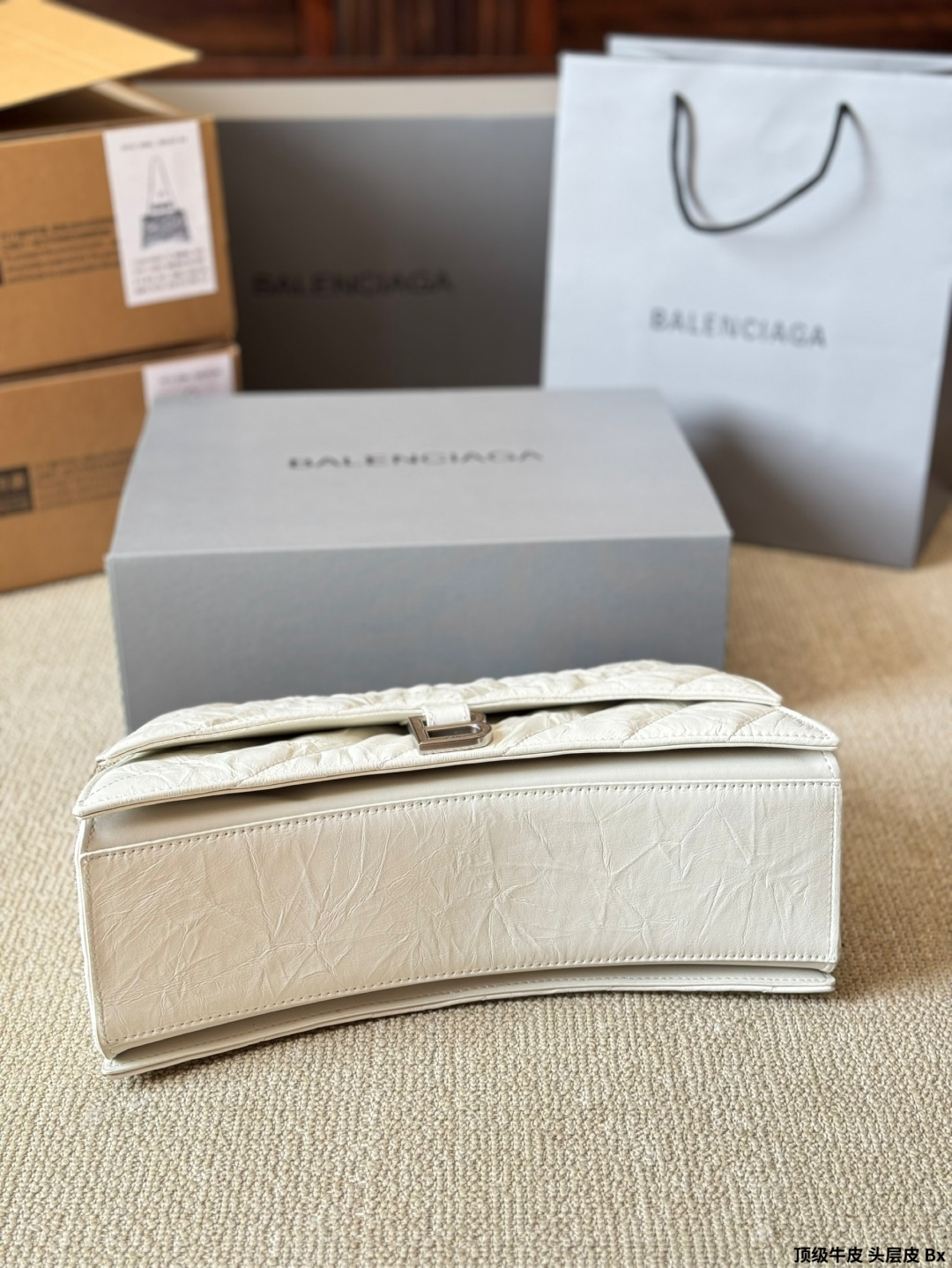 顶级原单 头层皮 p230/p200/p180 有Bella独特的氛围感了，好绝。 有Bella 那味儿了 一独特的氛围感好绝。 来自巴黎世家 Crush气场强大的实用型 大包包强势回归！ 巴黎世家 Crush 以 Hourglass 沙漏包廓形为基础，特殊 处理后呈现出皱褶纸质感的纹理，软软的包身 十褶皱 感皮质，满满的前卫感！ 整个包真的一眼爱上，经典沙漏轮廓，皮质柔软，手感 像枕头一般超级好！尺寸大号30 20cm 小号25 15cm 迷你20 13cm