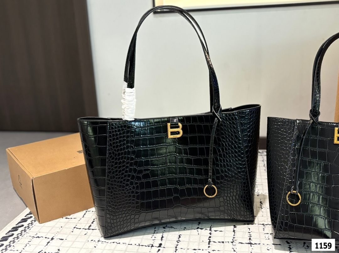 大号P140 小号P135 巴黎世家托特 Balenciaga 2025年新款 Hampton Carry All 手袋 洗练倒梯形结构搭配管状皮革双手柄，简化的包身结构更为轻便 尺寸：大号36 27 小号24 26