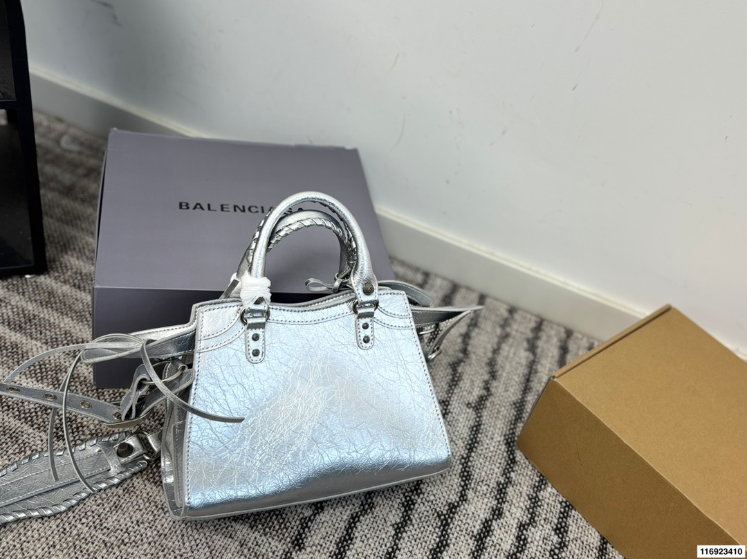 p260 配折叠盒 巴黎世家 Le cagole机车包 配件和爱心镜子很加分有点小亚和朋克的感觉 容量足够肩带可以调节长度当腋下包和斜挎包都很不错上身就是甜酷辣妹即视感 尺寸:26.18