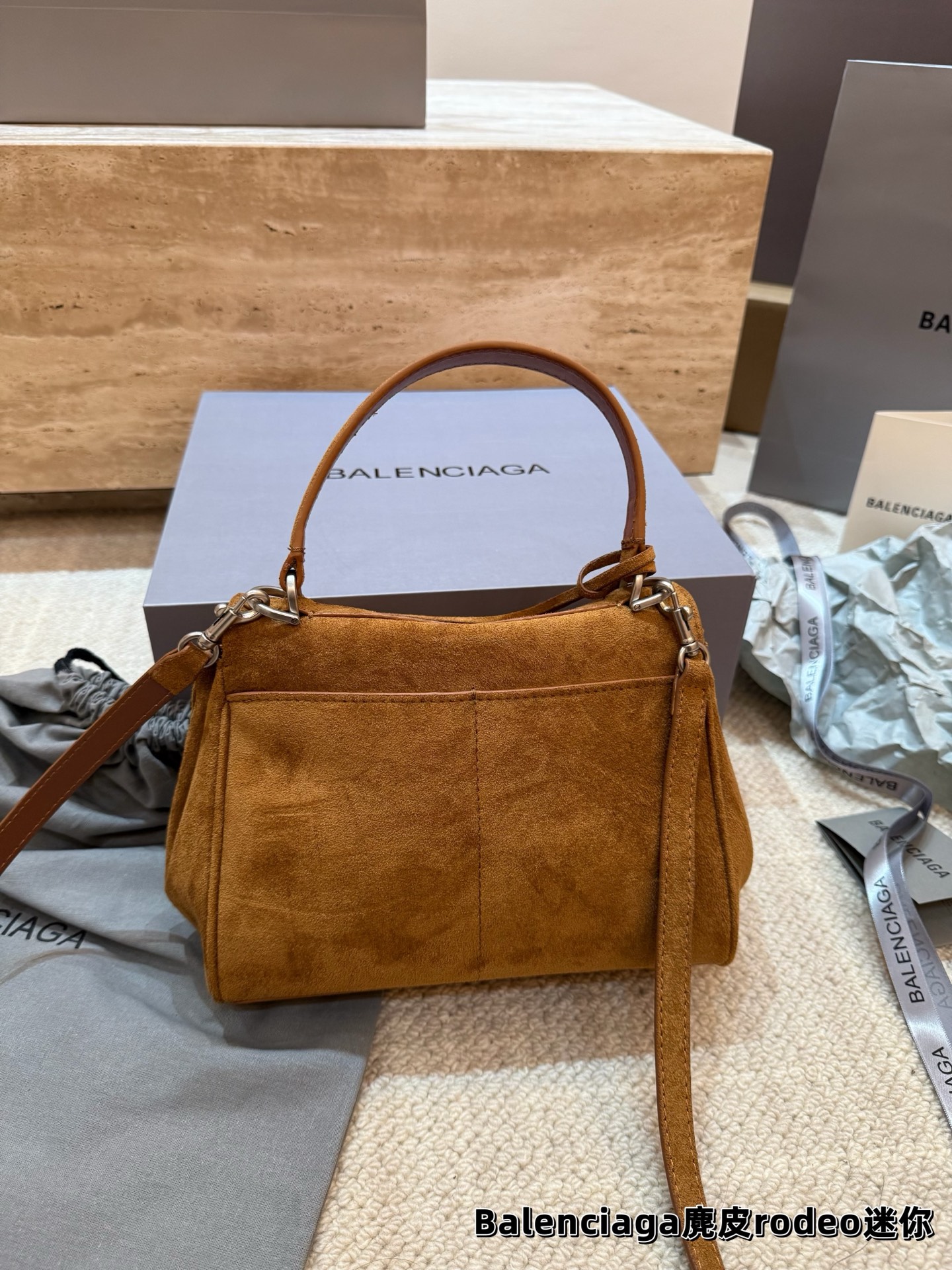 顶级原单 P245 P235 P230 巴黎世家 麂皮RODEO 托特包（银扣） 矮个子也能驾驭的一款包包！ 虽说是有两个扣子 建议老婆们扣在里面 前面可以拉拢下来更有设计感 更独特 和秋冬季的衣服超好搭！超米超喜欢💕 尺寸中号35.23 小号28.20 迷你22.17