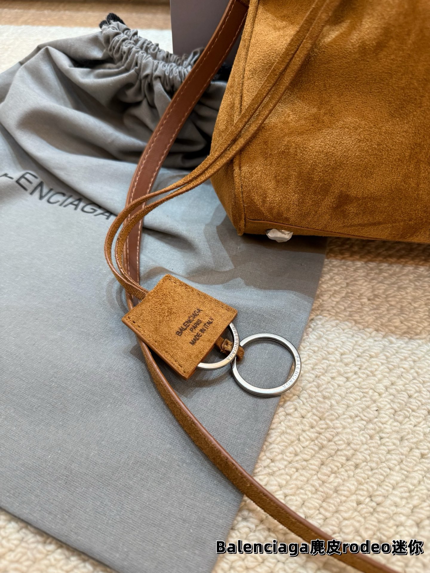 顶级原单 P245 P235 P230 巴黎世家 麂皮RODEO 托特包（银扣） 矮个子也能驾驭的一款包包！ 虽说是有两个扣子 建议老婆们扣在里面 前面可以拉拢下来更有设计感 更独特 和秋冬季的衣服超好搭！超米超喜欢💕 尺寸中号35.23 小号28.20 迷你22.17