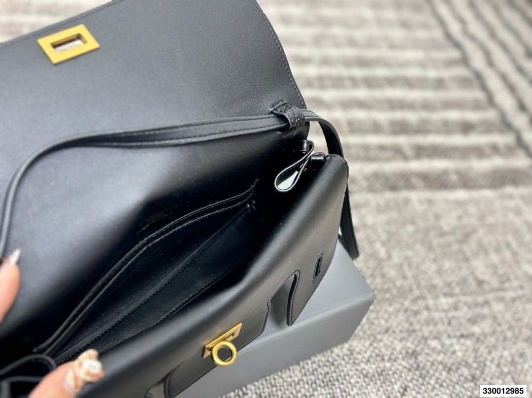 p215 全套包装 size: 28*14cm 巴黎世家 belair这个系列太顶了! 新款手包/斜挎包小小的很精致! 牛皮品质哦! 皮质的韧性与手感都非常柔和哦