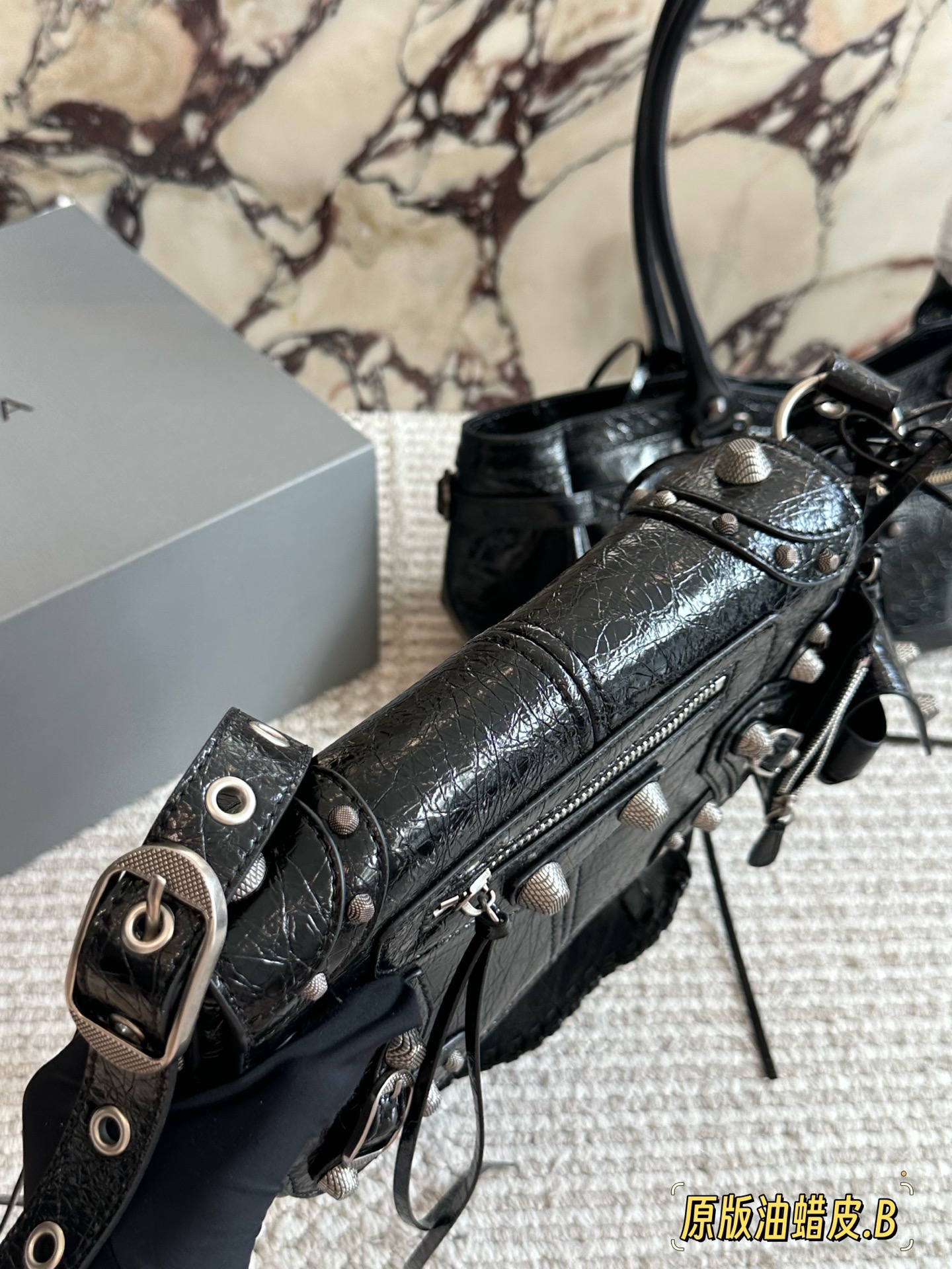 💰250 油蜡皮 配盒 size：24*14cm 巴黎世家Le duffle 致敬经典机车包系列重磅新款 不要泰可爱了吧!! 小小只百搭神器 mini size！ 可调节编织肩带附加孔眼 外挂皮革卡包、心型挂镜 🉑️腋下🉑️肩背🉑️斜背