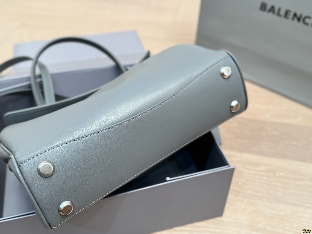 小号&yen;225折叠盒 Balenciaga巴黎世家新款 任何风格都可轻松驾驭 适合日常 旅游 出行 集美必备 尺寸：小号27 19